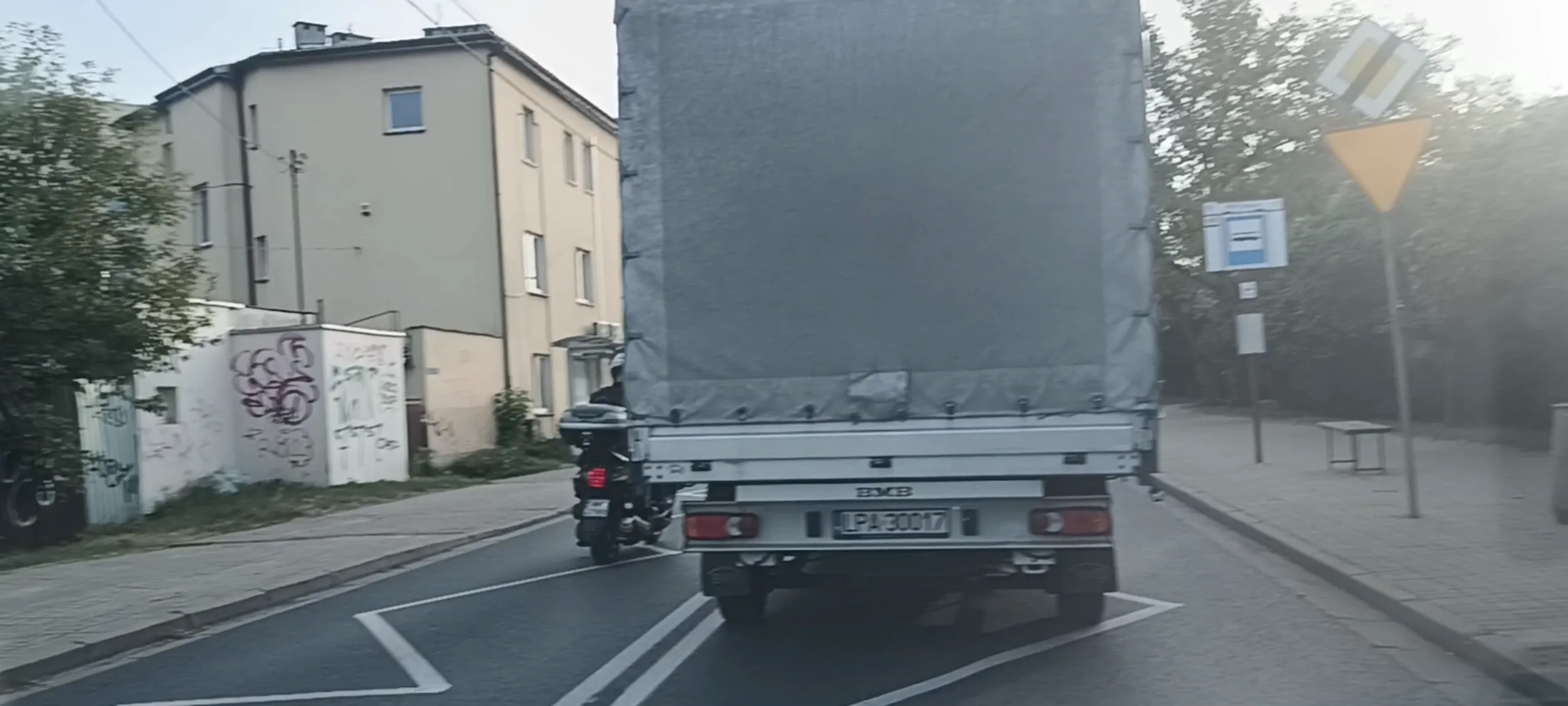 Bandyta drogowy na skuterze wyprzedza na podwójnej linii ciągłej i przed przejściem dla pieszych