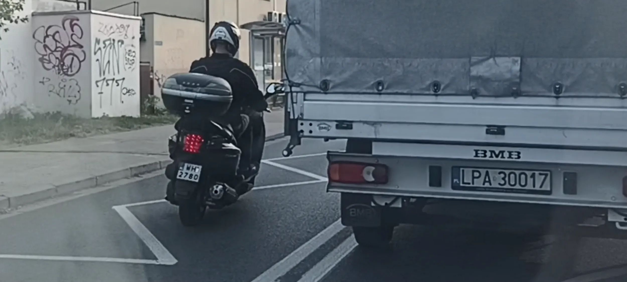 Bandyta drogowy na skuterze wyprzedza na podwójnej linii ciągłej i przed przejściem dla pieszych