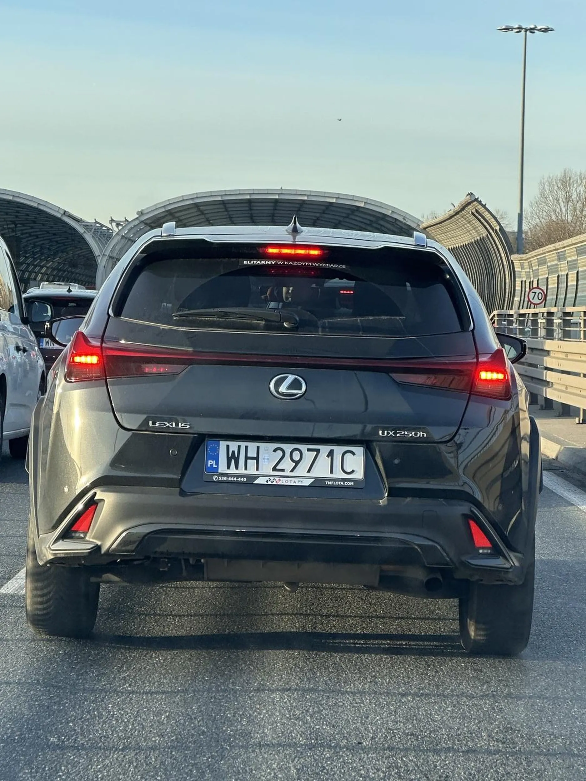 Zajeżdża drogę wszystkim dookoła+jeździ za pojazdami uprzywilejowanymi na sygnale. Chory paychicznie