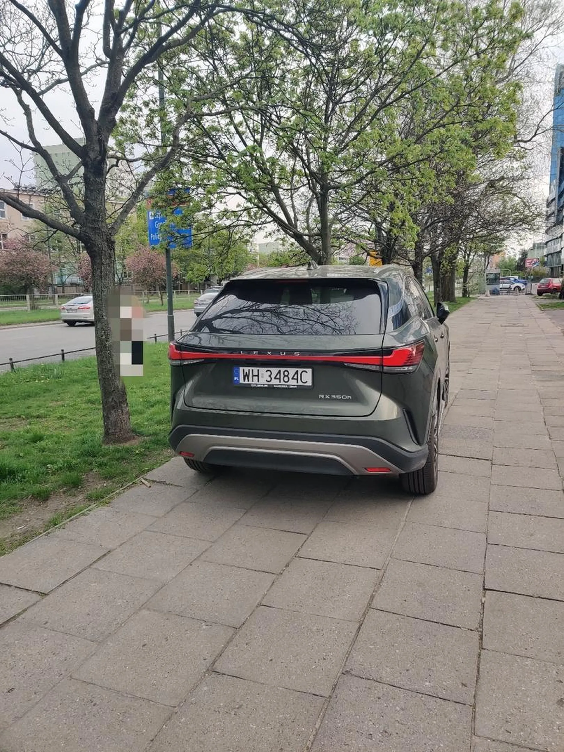Ktoś się nie nauczył parkować. Dosłownie obok są dwa parkingi i miejsca postojowe wzdłuż jezdni. Przez takich jak ty kiedy spadnie deszcz ten chodnik zamienia się w jezioro nie do przejścia. Gratulacje bycia kutasem.