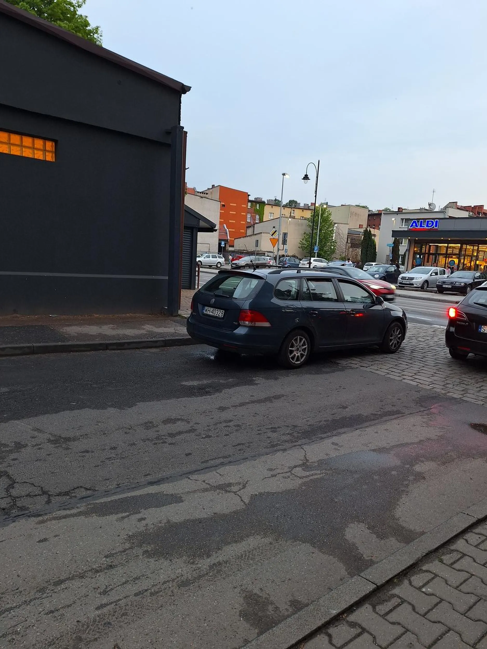 Naucz się stawać. Zasłaniasz cały jeden pas wjazdu, kiedy miejsca jest pełno na parkingu obok