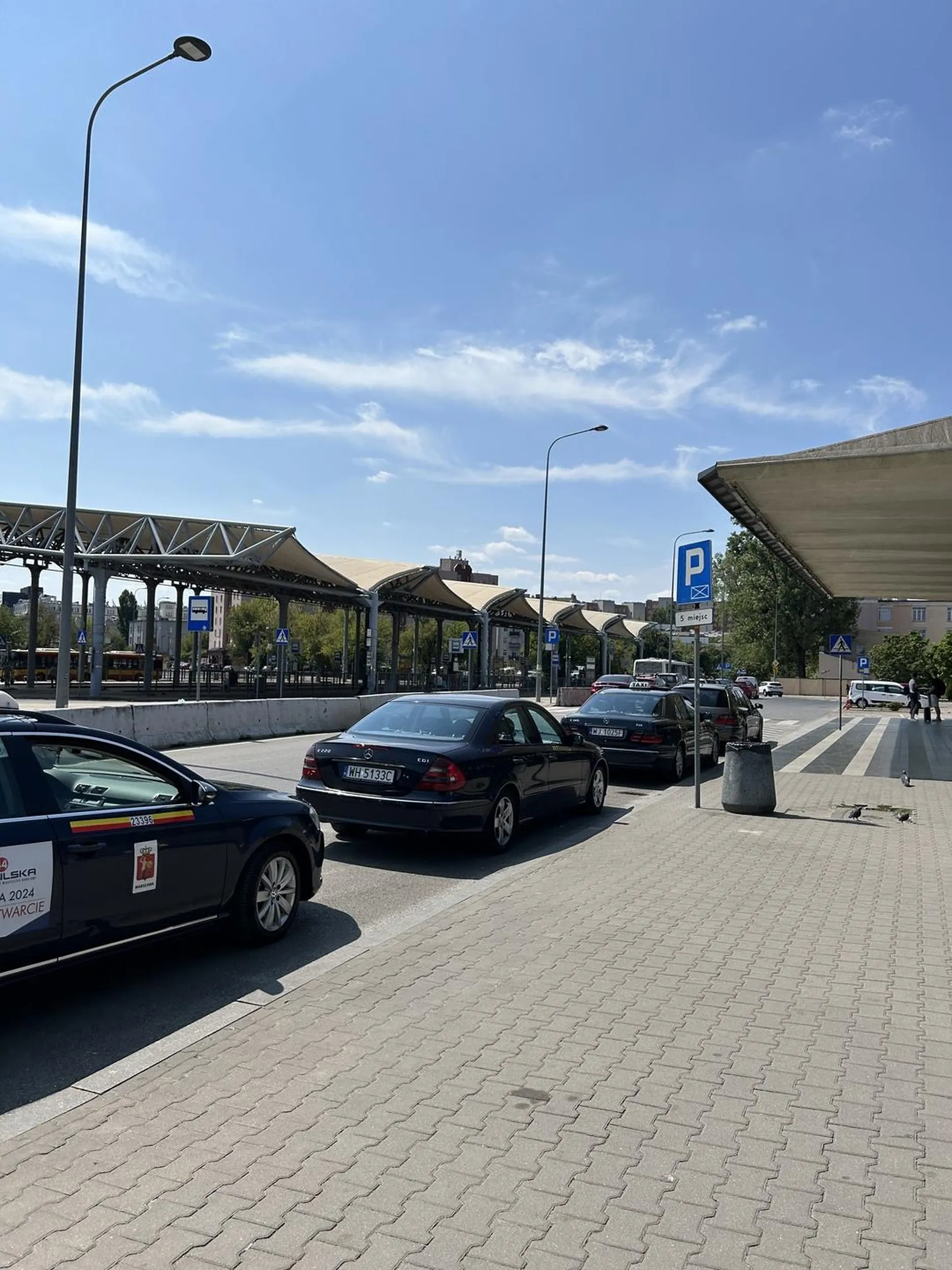 Auto podszywa się pod taxi, formalnie działa jako transport, w praktyce Pan parkuje obok taksówek na dworcu i szuka zainteresowanych transportem. Cena 40 zł/km i 50 zł za trzaśnięcie drzwiami.