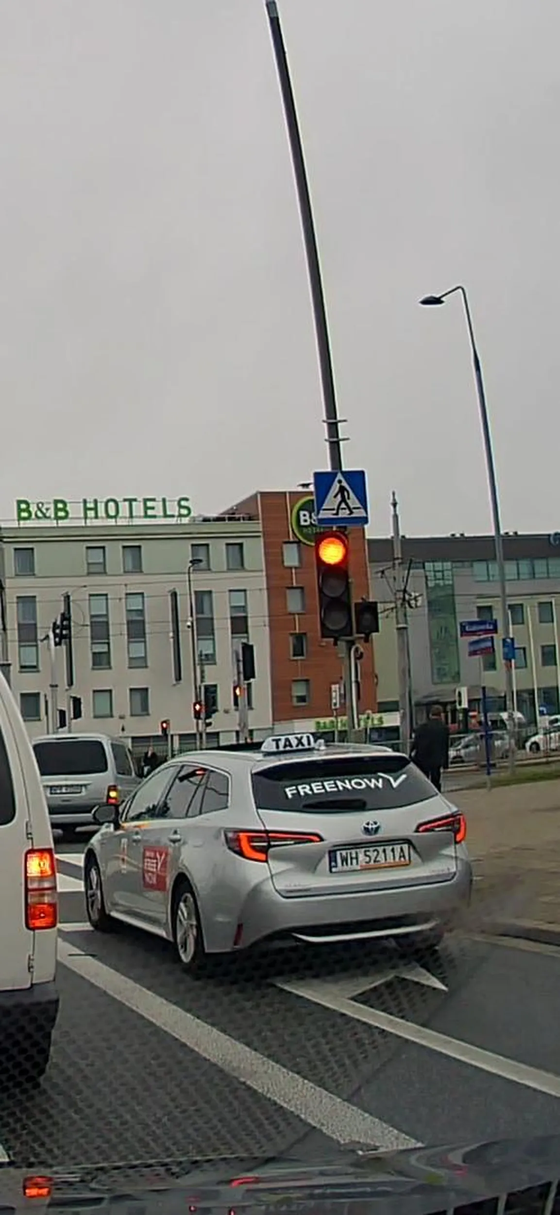 Na czerwonym i bez kierunku. Następnym razem warto patrzeć czy strzałka się jeszcze świeci.