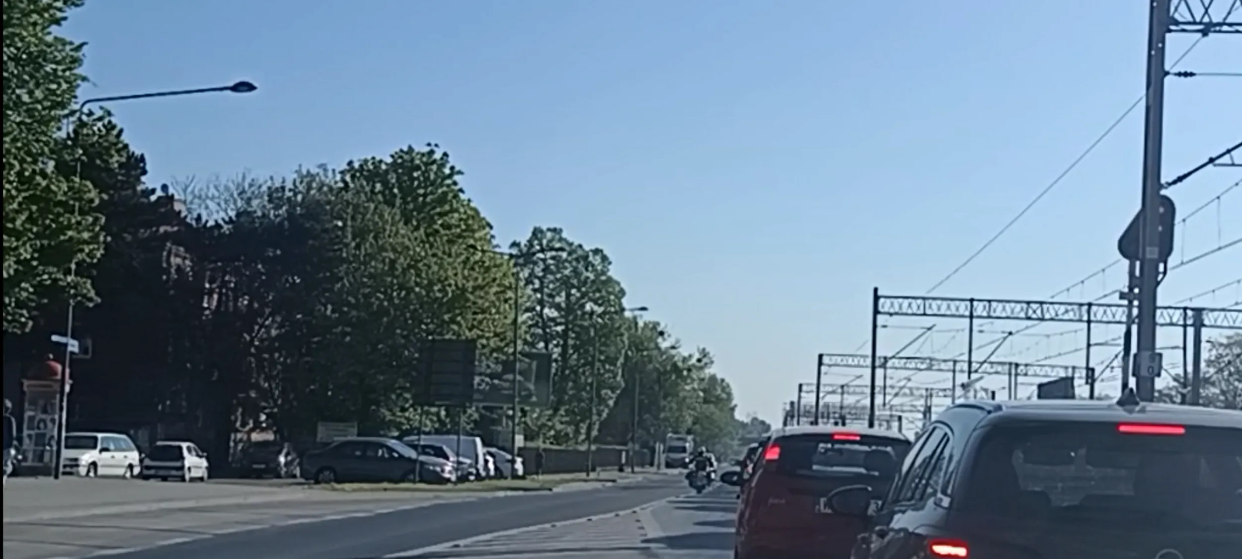 Bandyta drogowy na motocyklu wyprzedza na przejściu dla pieszych i potem na podwójnej linii ciągłej, jeździe prosto z pasa do skrętu w lewo i przekracza prędkość. Bandzior.