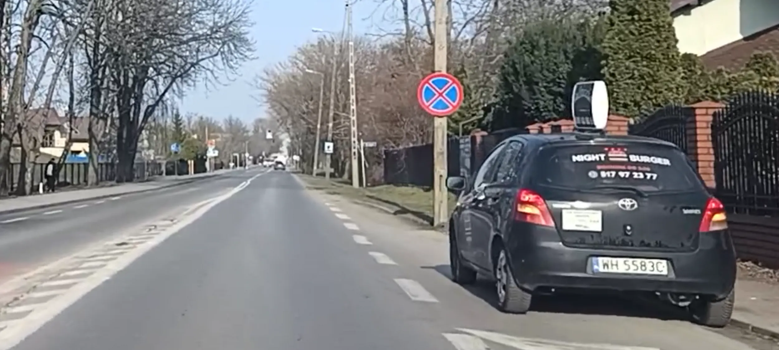 Jasiu zaparkował w zatoce przystanku autobusowego i stwarza zagrożenie katastrofą w ruchu drogowym.