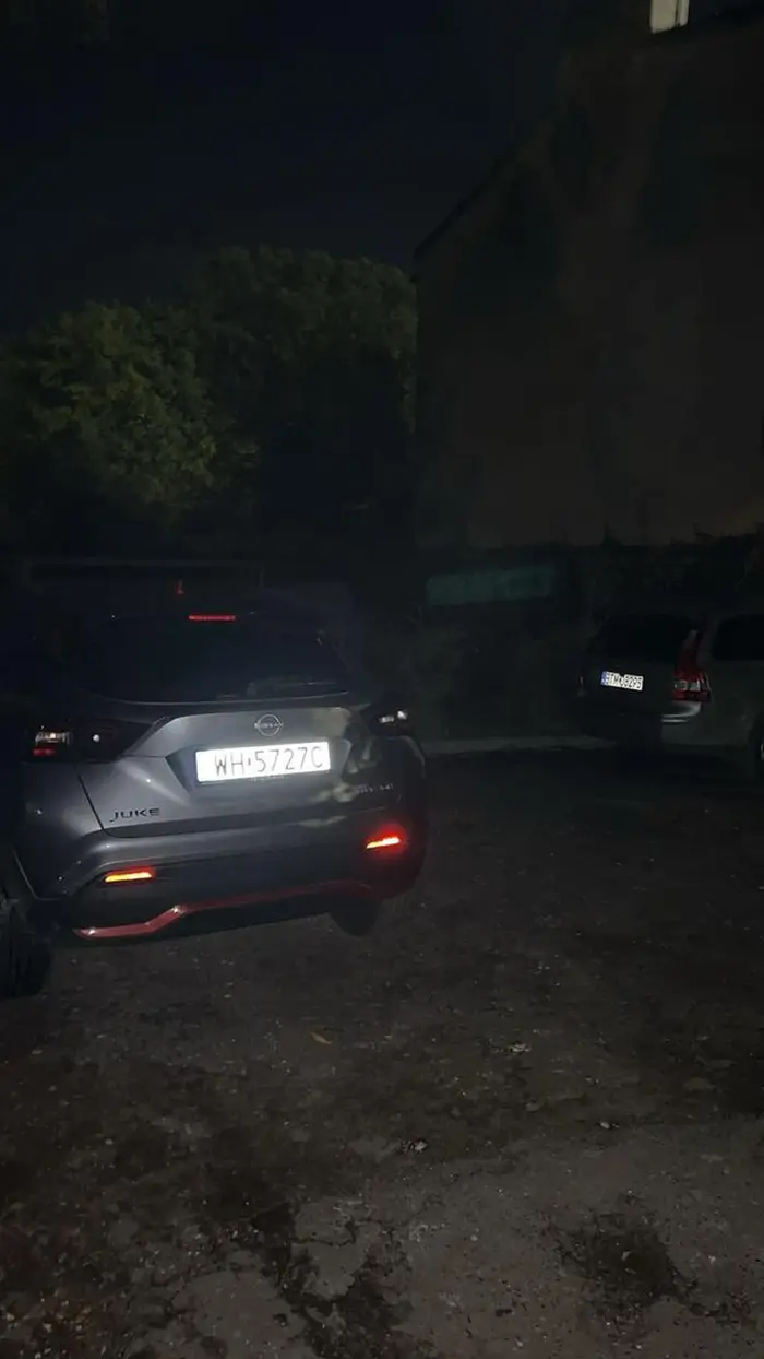 Zajebiście zaparkowane, bo nie miał innego miejsca to postanowił zastawić inne auto