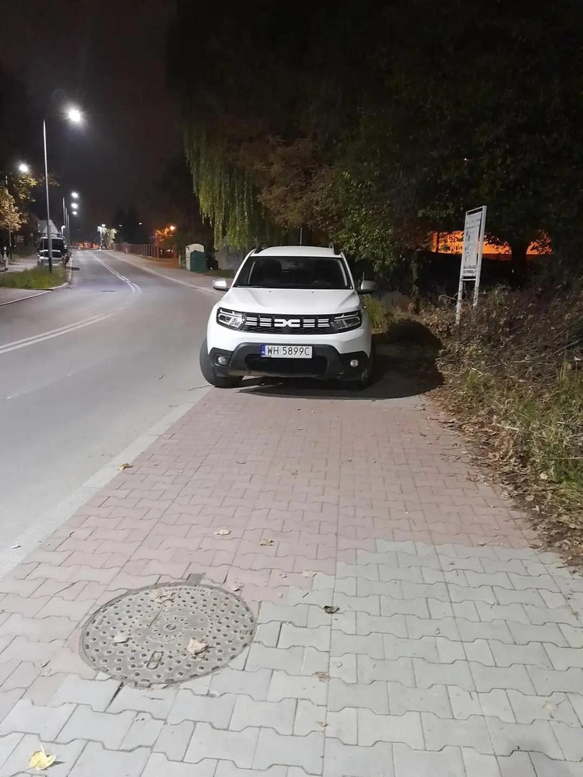 Zastawiony chodnik, nie ma jak przejechac wozkiem ani przejsc, kierowca porażka...