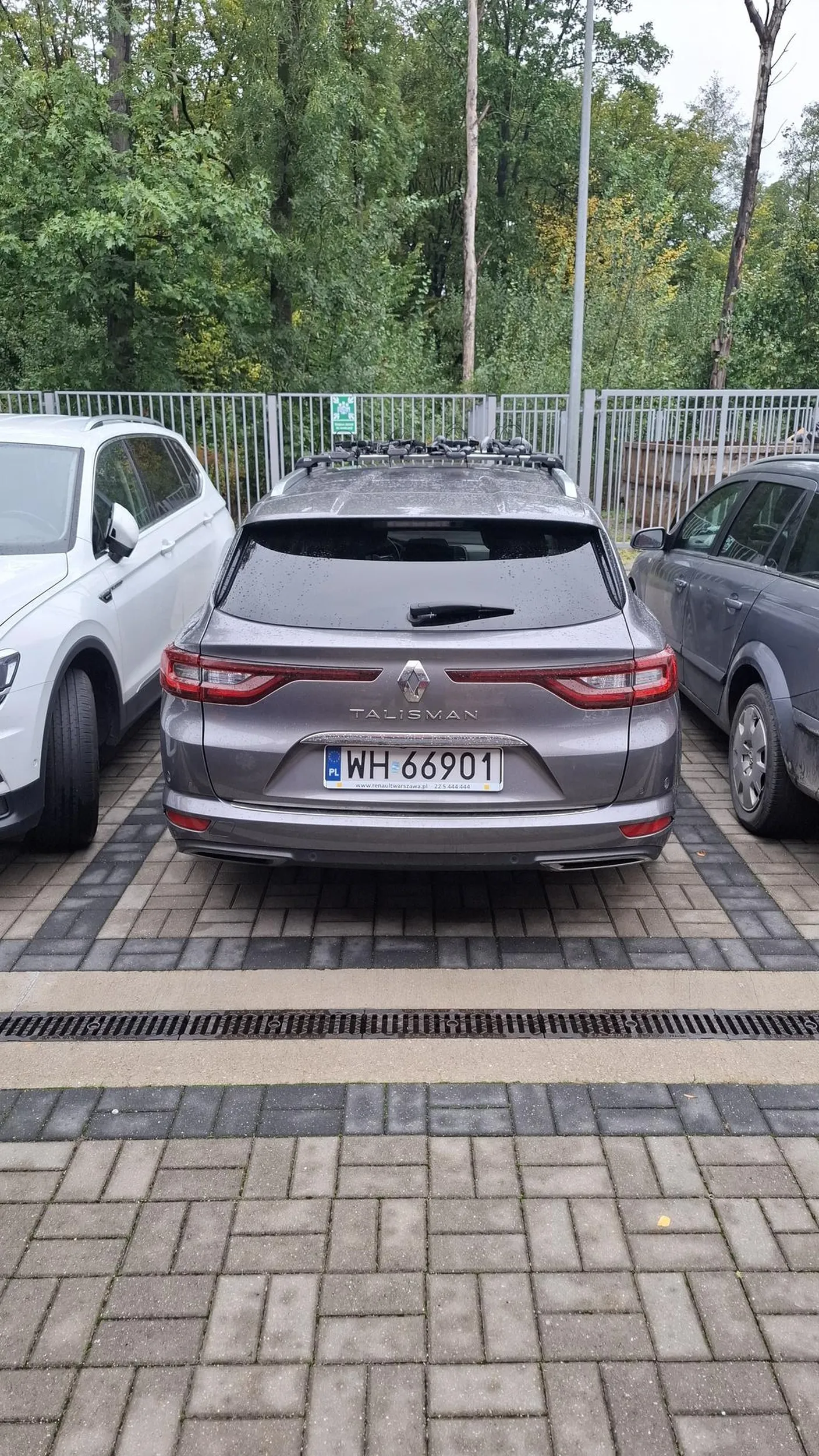 Kierowca wymusza pierwszeństwo, zajeżdża bezczelnie drogę, awanturuje się z innymi kierowcami i jest agresywny. Radzę uważać na Pana na warszawskich blachach