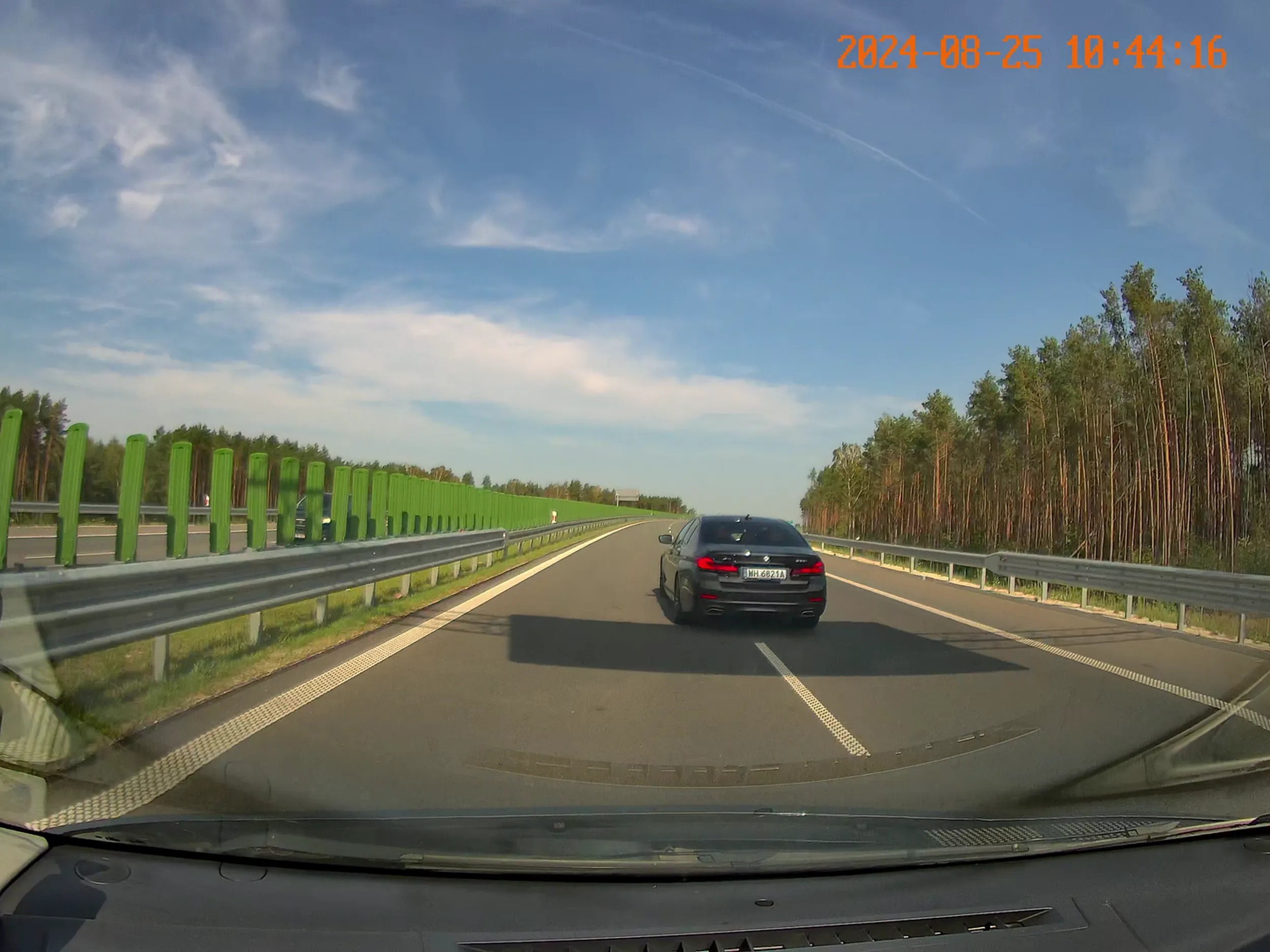 Po wyprzedzeniu zajeżdża drogę i hamuje. Typowy burak z bmw