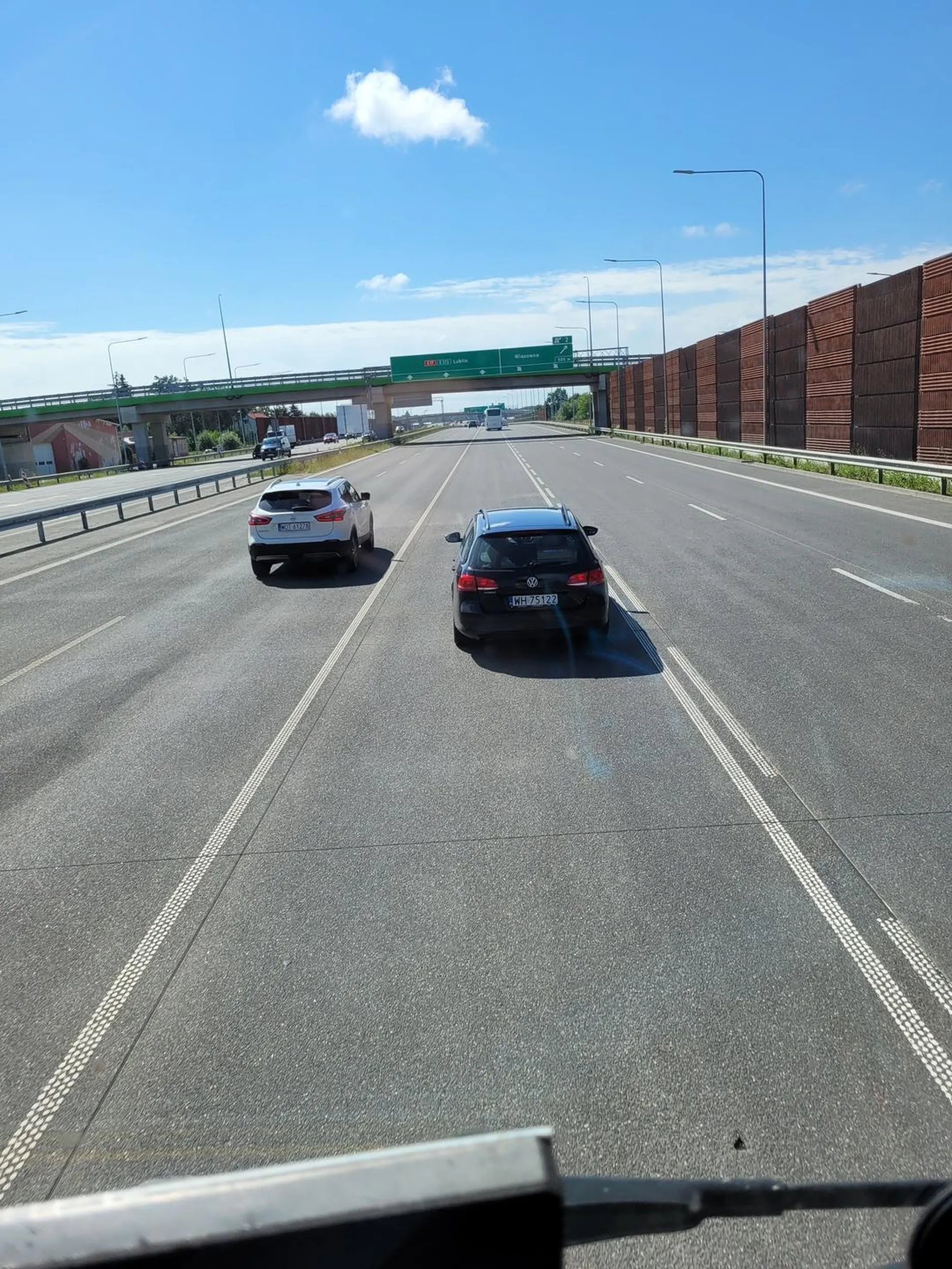 Podczas wyprzedzania ściga się, jak już nie da się wyprzedzić zajeżdża drogę i hamuje