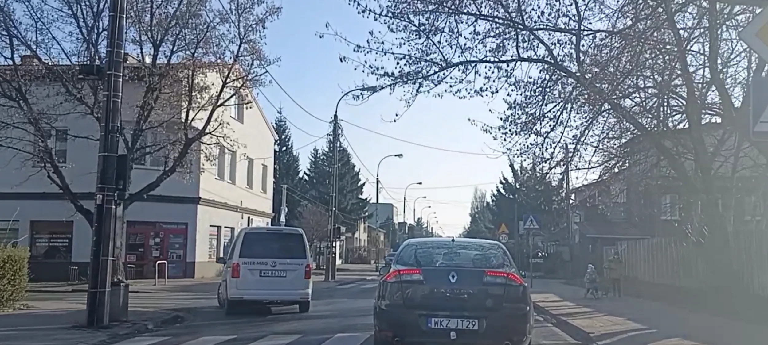 Kierowca to bandyta drogowy i kiedyś kogoś zabije. Tu przejazd pasem pod prąd, wyprzedzanie na przejściu dla pieszych i skrzyżowaniu.