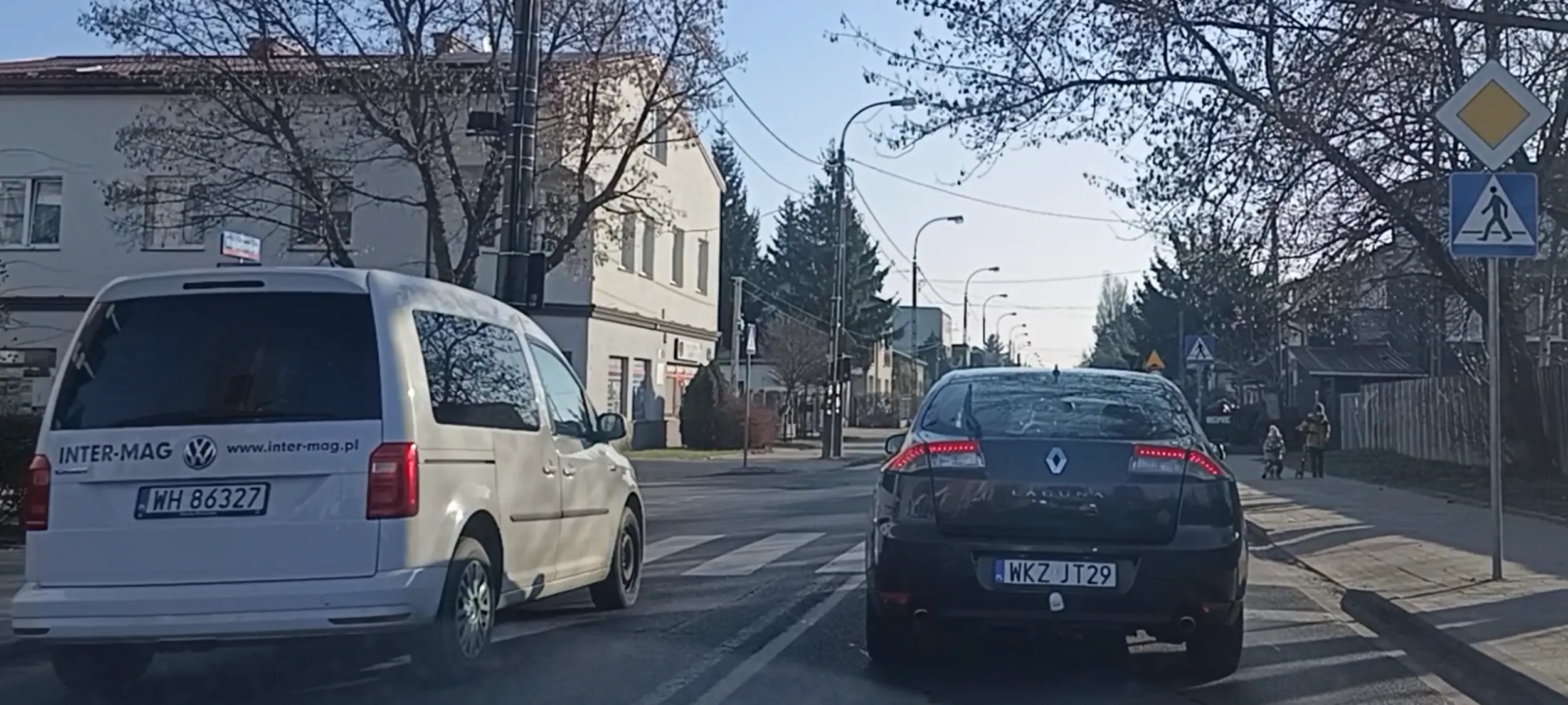 Kierowca to bandyta drogowy i kiedyś kogoś zabije. Tu przejazd pasem pod prąd, wyprzedzanie na przejściu dla pieszych i skrzyżowaniu.