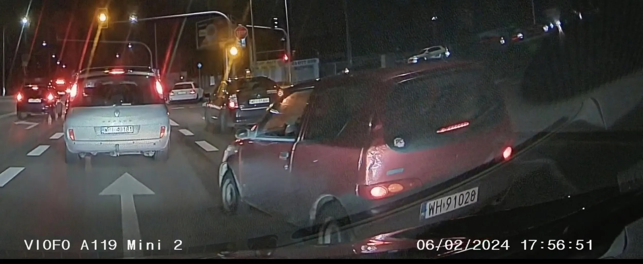 Zajeżdża drogę i hamuje.