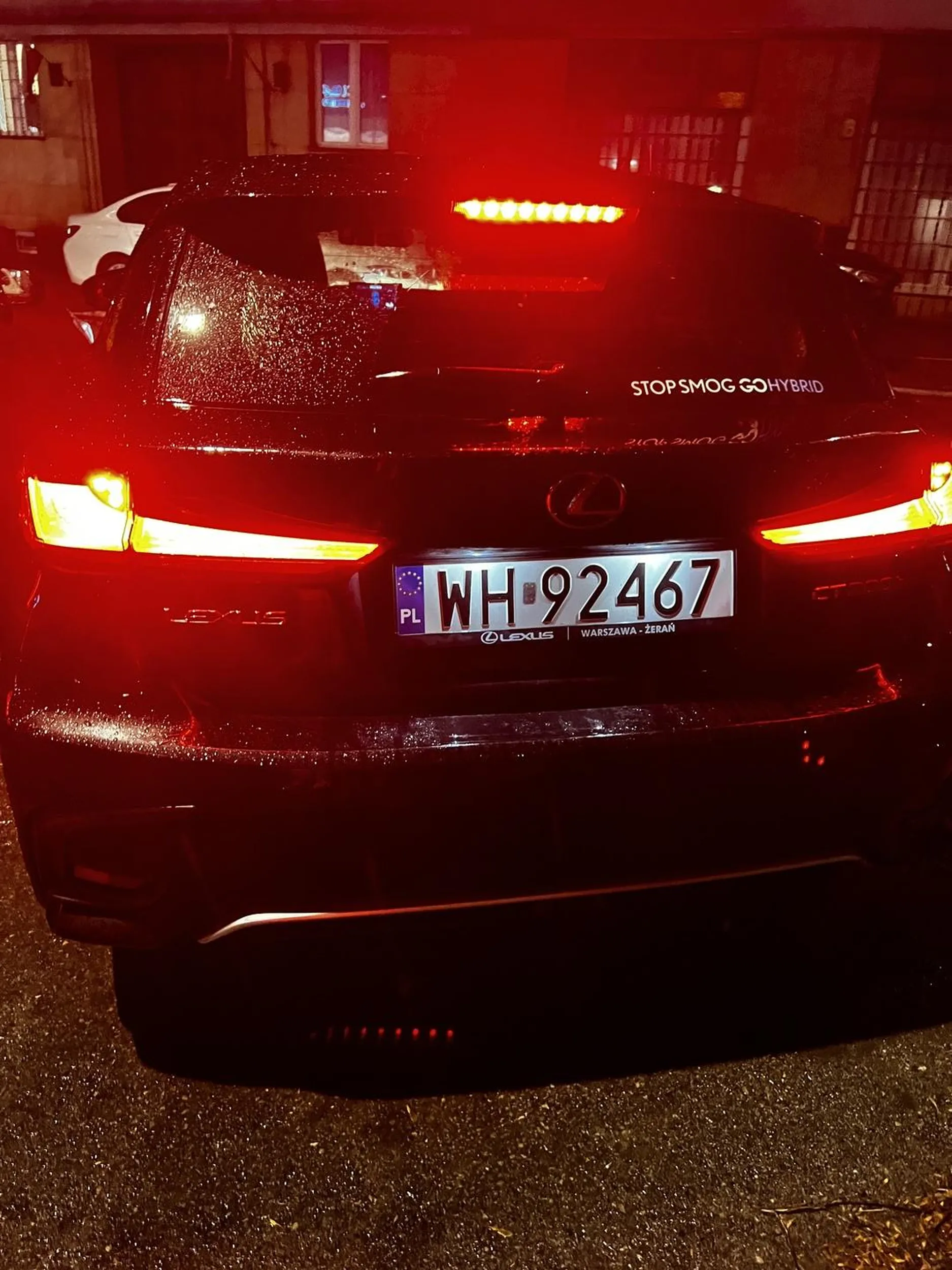 Siedzialem w zaparkowanym aucie i starsza Pani nie zważając na nic, uderzyła w moje drzwi obok ze az poczulem w calym aucie