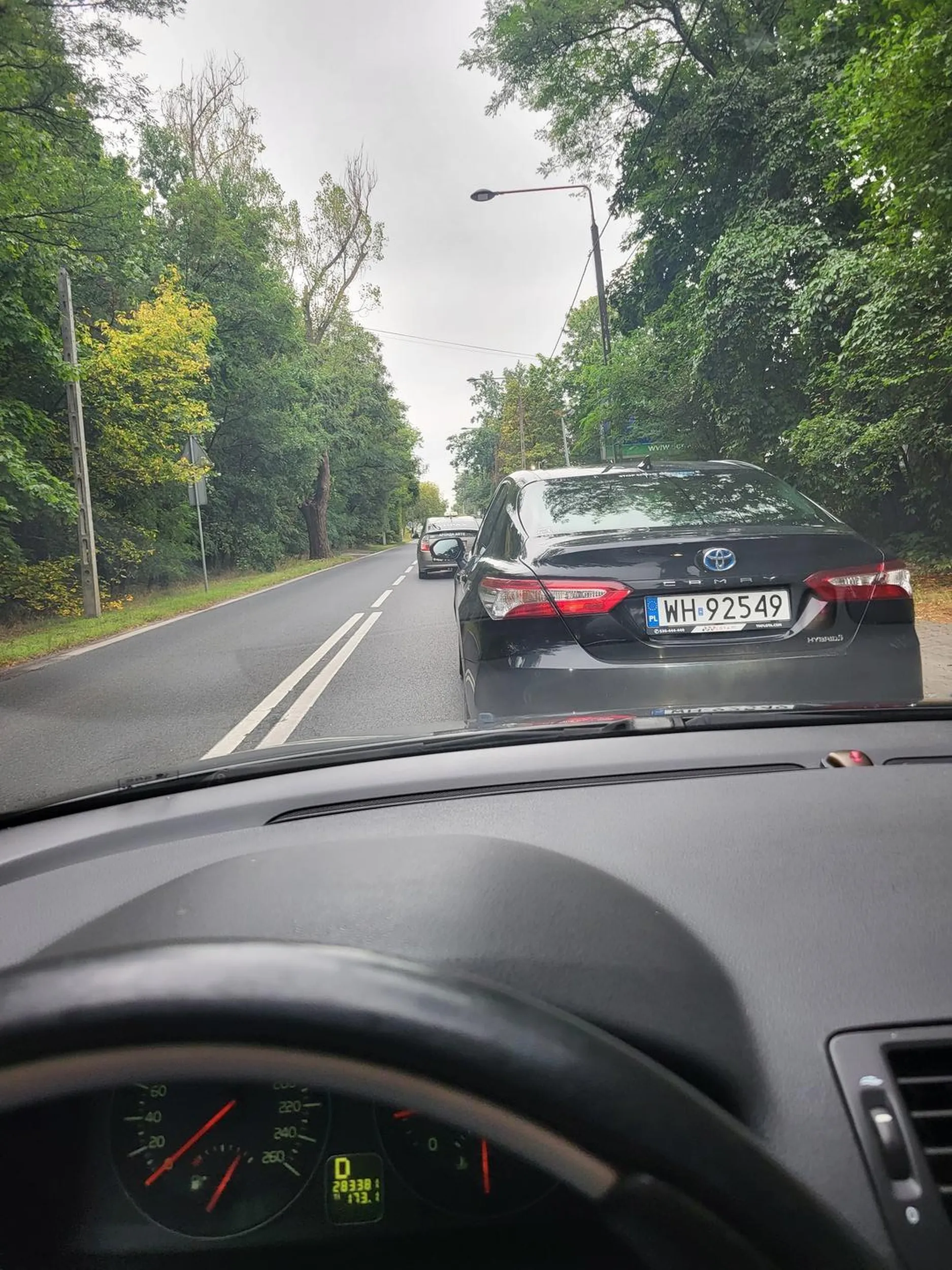 Ja rozumiem zachowywanie bezpieczniej odległości, ale ty hamujesz nagle zostawiając 2 metry miejsca. To niebezpieczne przestań