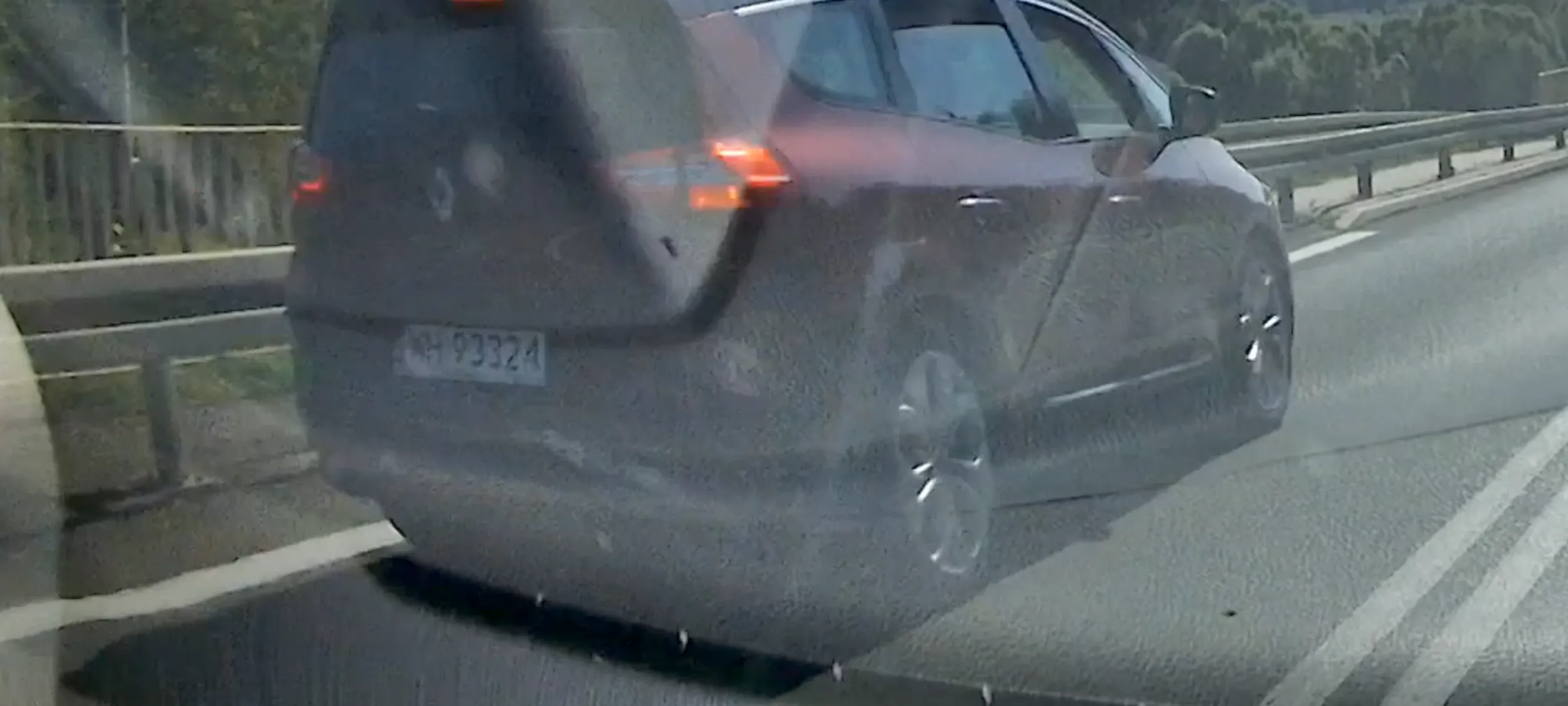 Wyprzedza na podwójnej ciągłej na 2-go oraz na światłach wahadłowych przejeżdża na czerwonym.