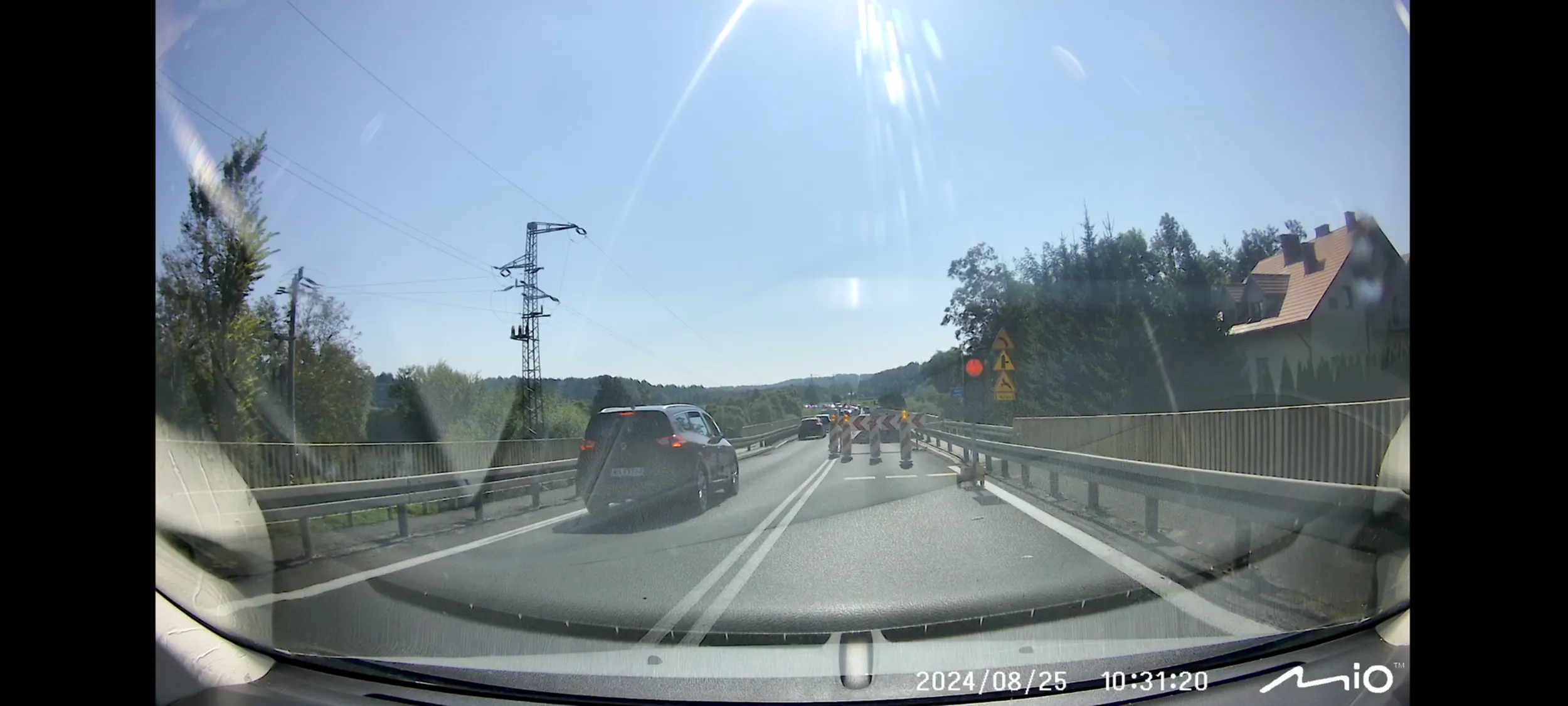 Wyprzedza na podwójnej ciągłej na 2-go oraz na światłach wahadłowych przejeżdża na czerwonym.