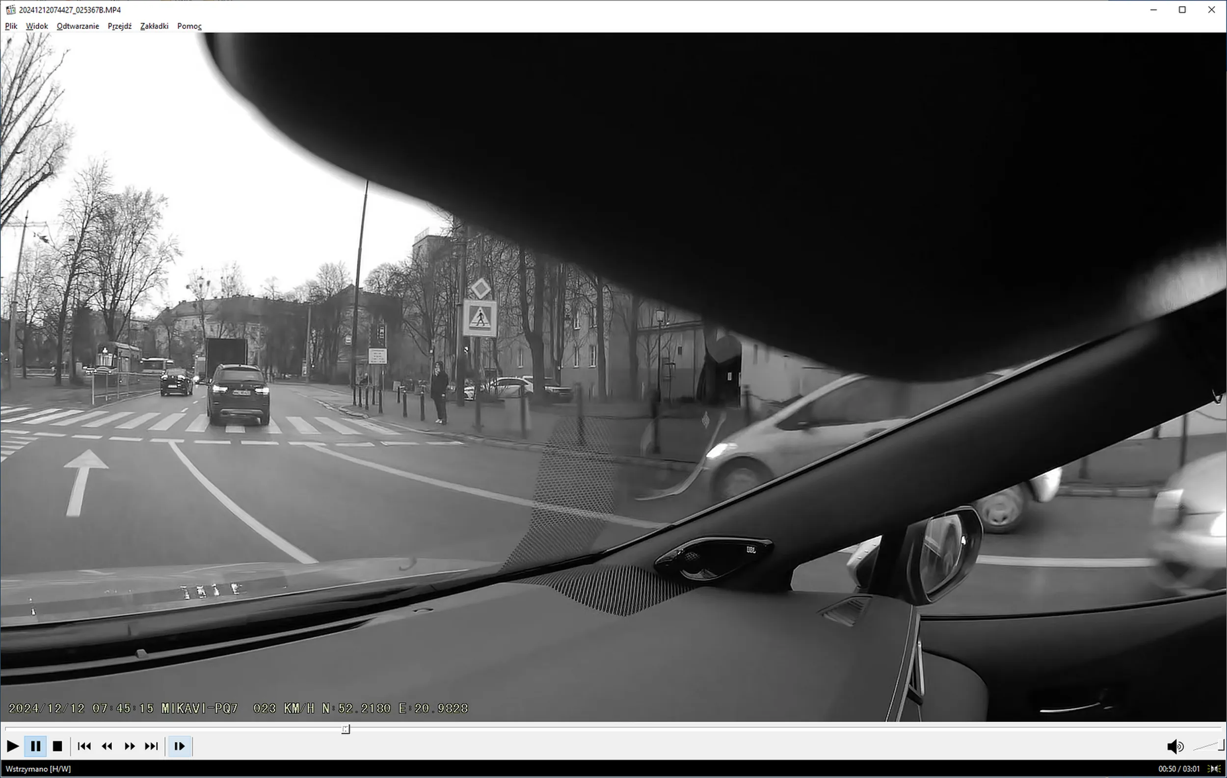 Srebrna IBIZA. Warszawa, przed Placem Narutowicza, nieustąpienie pierwszeństwa pieszemu. Pojazdy na skrajnych pasach zatrzymują się, ale temu w IBIZIE spieszy się.