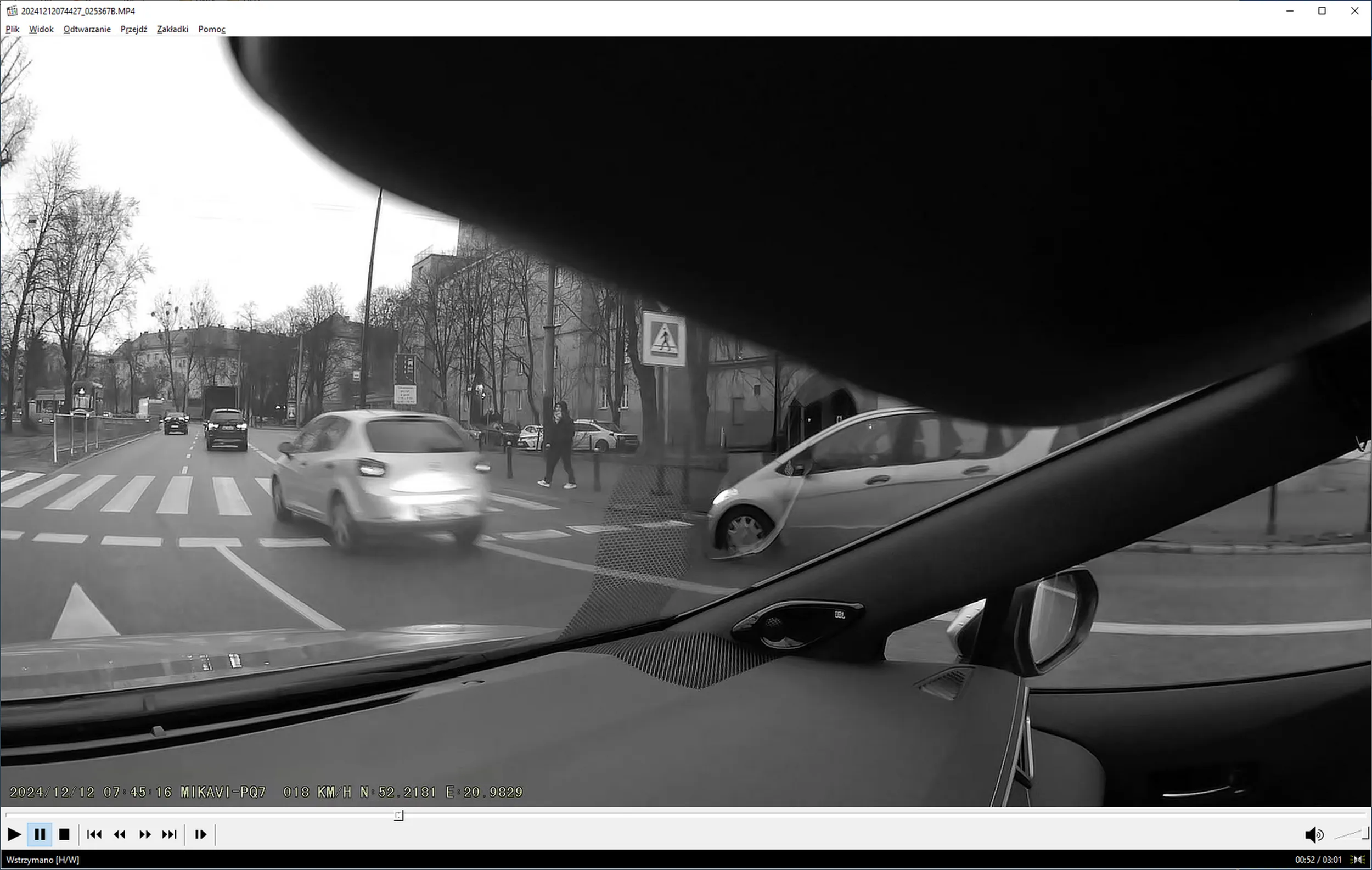 Srebrna IBIZA. Warszawa, przed Placem Narutowicza, nieustąpienie pierwszeństwa pieszemu. Pojazdy na skrajnych pasach zatrzymują się, ale temu w IBIZIE spieszy się.