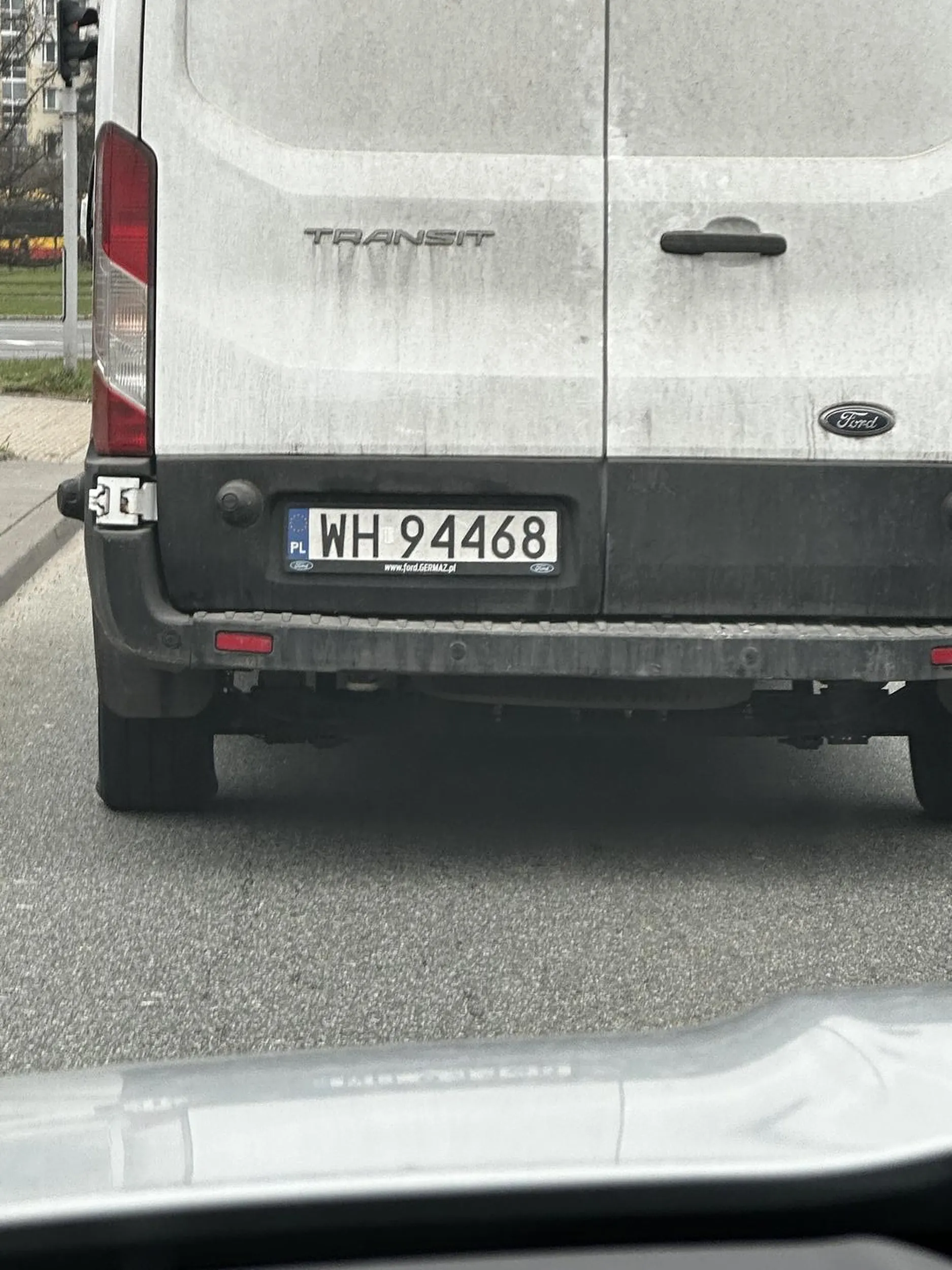 Lewy pas nie jest do ociągania się dostawczakiem i blokowania innym drogi