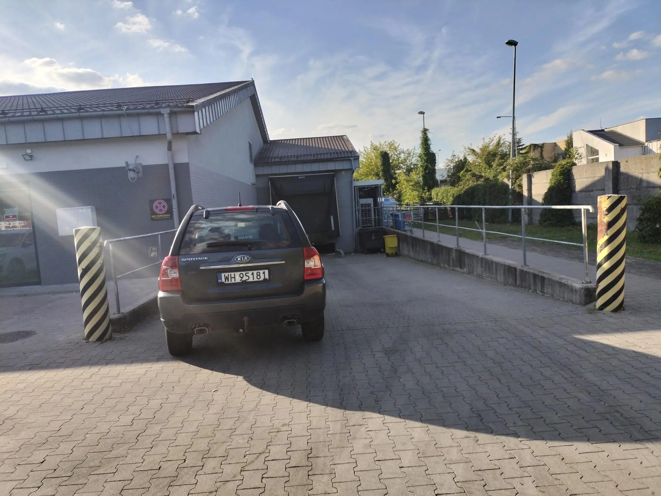 Szczyt bezczelności, kierowca tłumaczył się tym że "nie było gdzie zaparkować" szukałem go 30min żeby łaskawie odjechał i umożliwił mi wykonywanie pracy ?