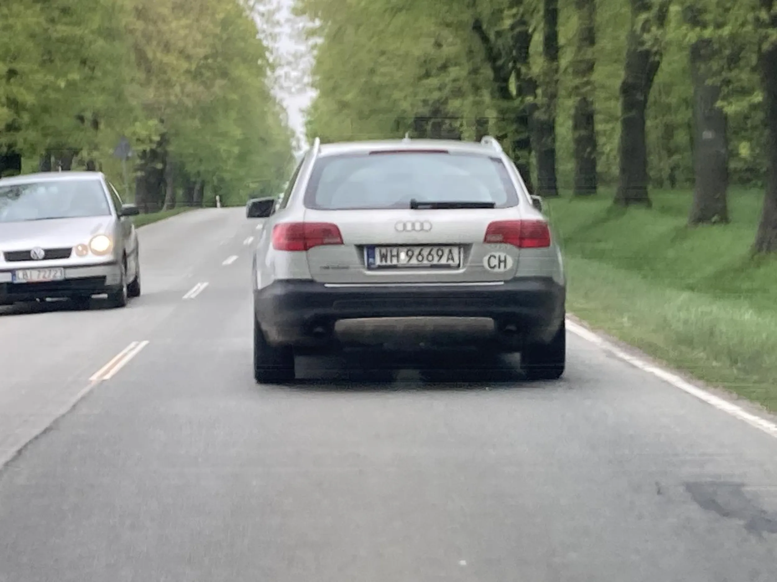 Kolega chyba ma kompleksy ze chce go wyprzedzić ford i elegancko zajeżdża drogę i hamuje Pozdrawiam