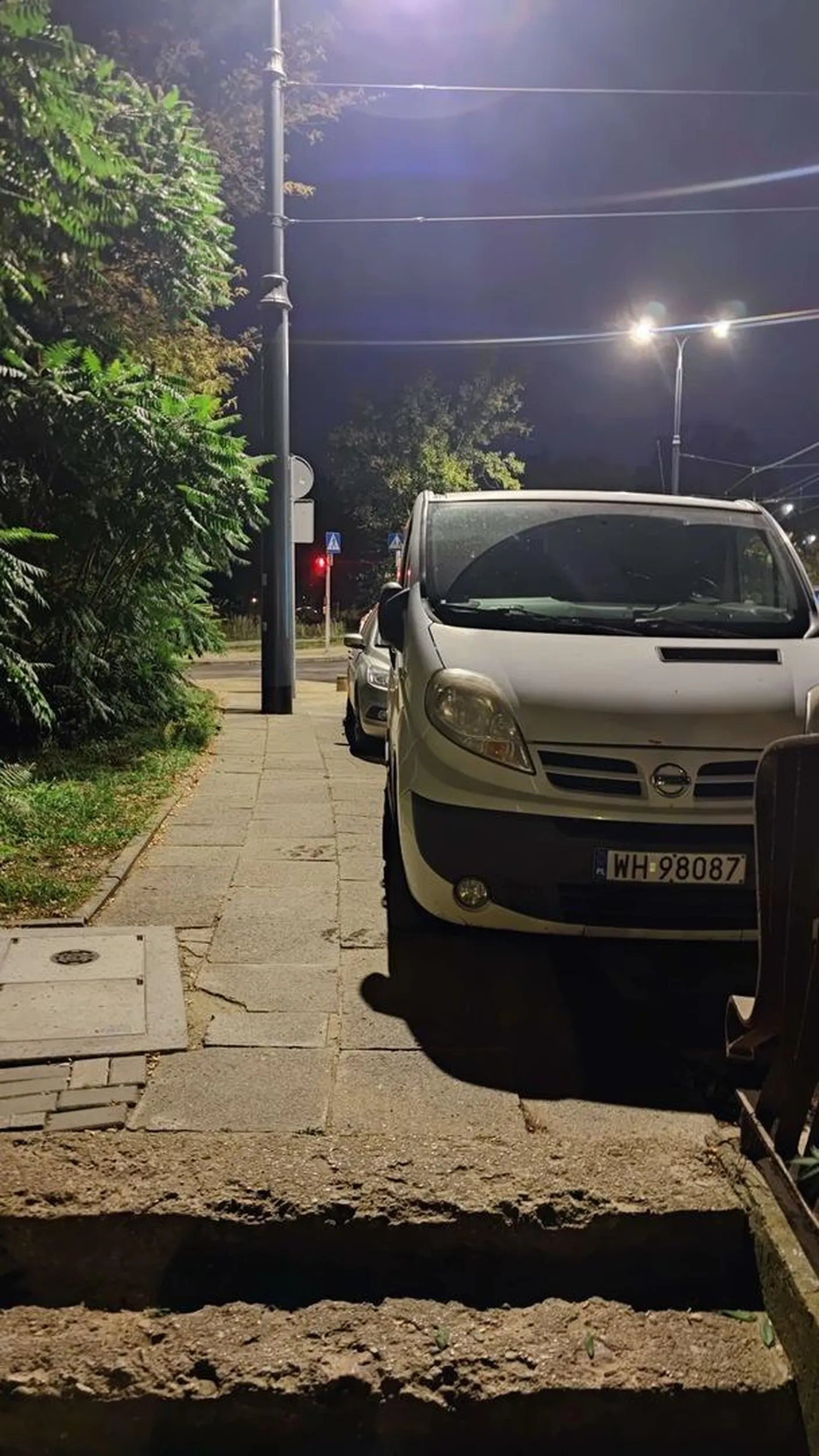 Parkuje na skrzyżowaniu, nielegalnie na chodniku, utrudnia ruch, zapytany czemu rzuca przekleństwami i wyzwiskami.