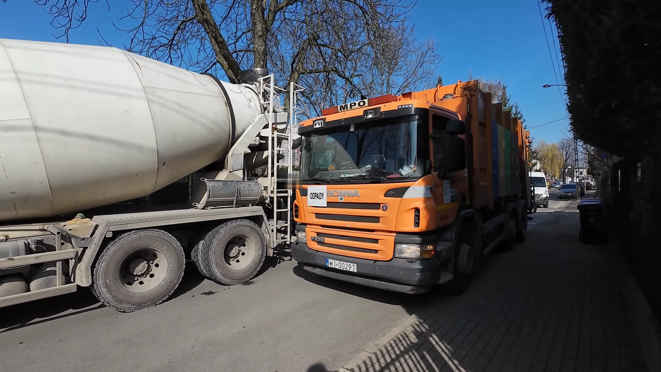 Jazda chodnikiem ciężarówką