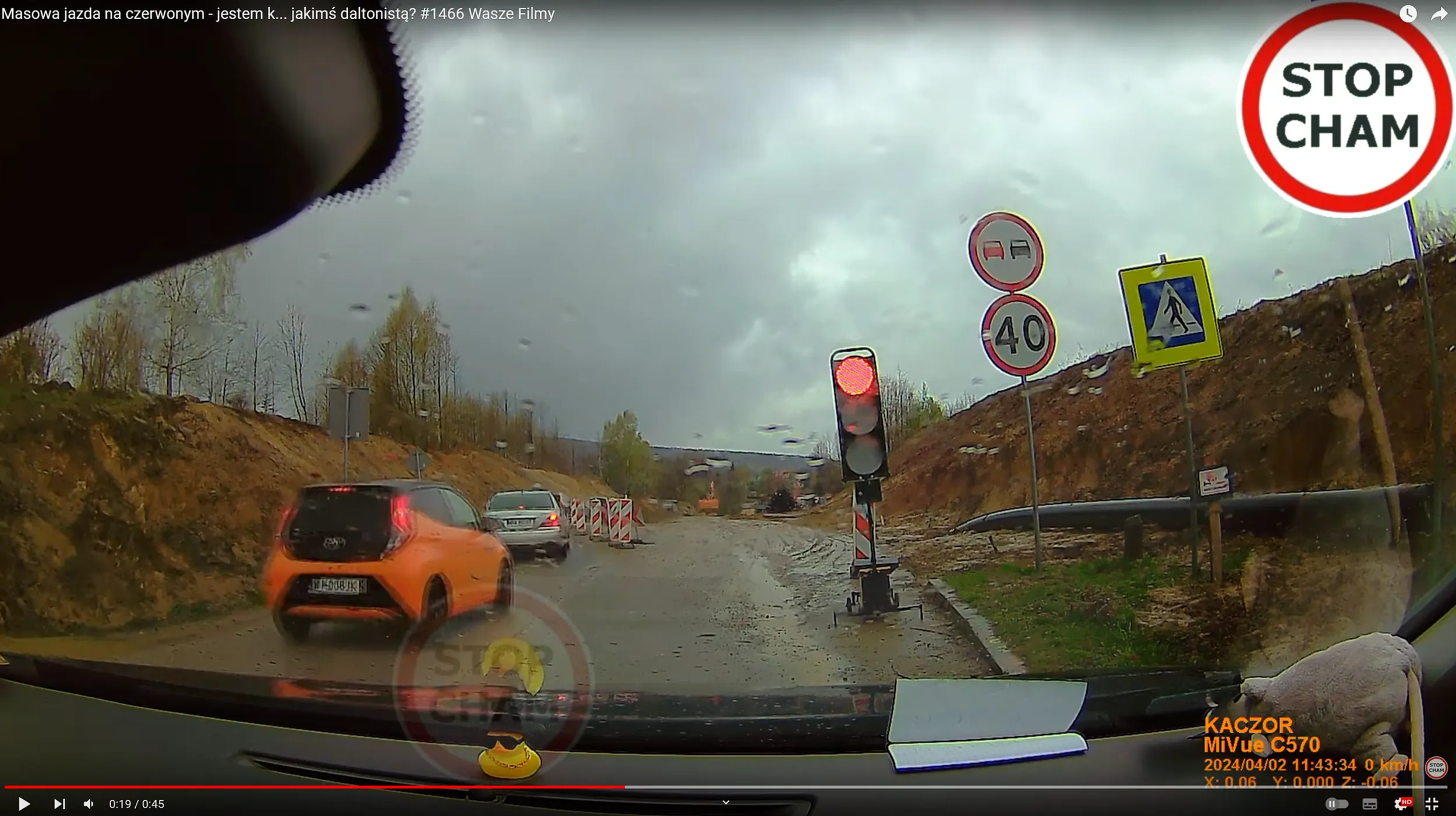 Przejazd na czerwonym świetle jako już 7 auto z kolei, sznur idiotów leci z prądem...