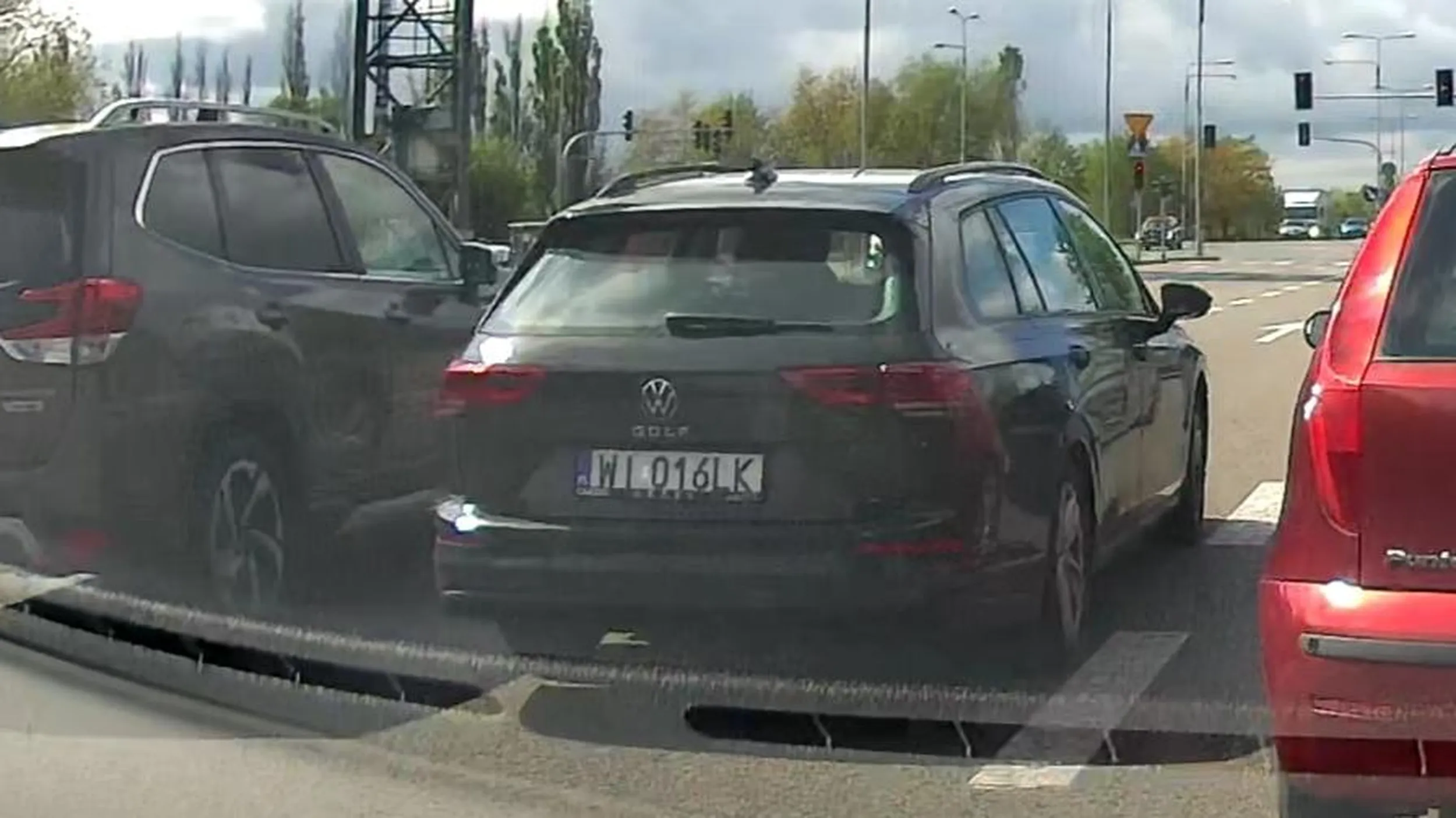 Szaleniec na drodze. Pcha się, nie zostawia odstępu, zajeżdża drogę innym kierowcom. Lepiej uważać na niego, bo stwarza ogromne zagrożenie.