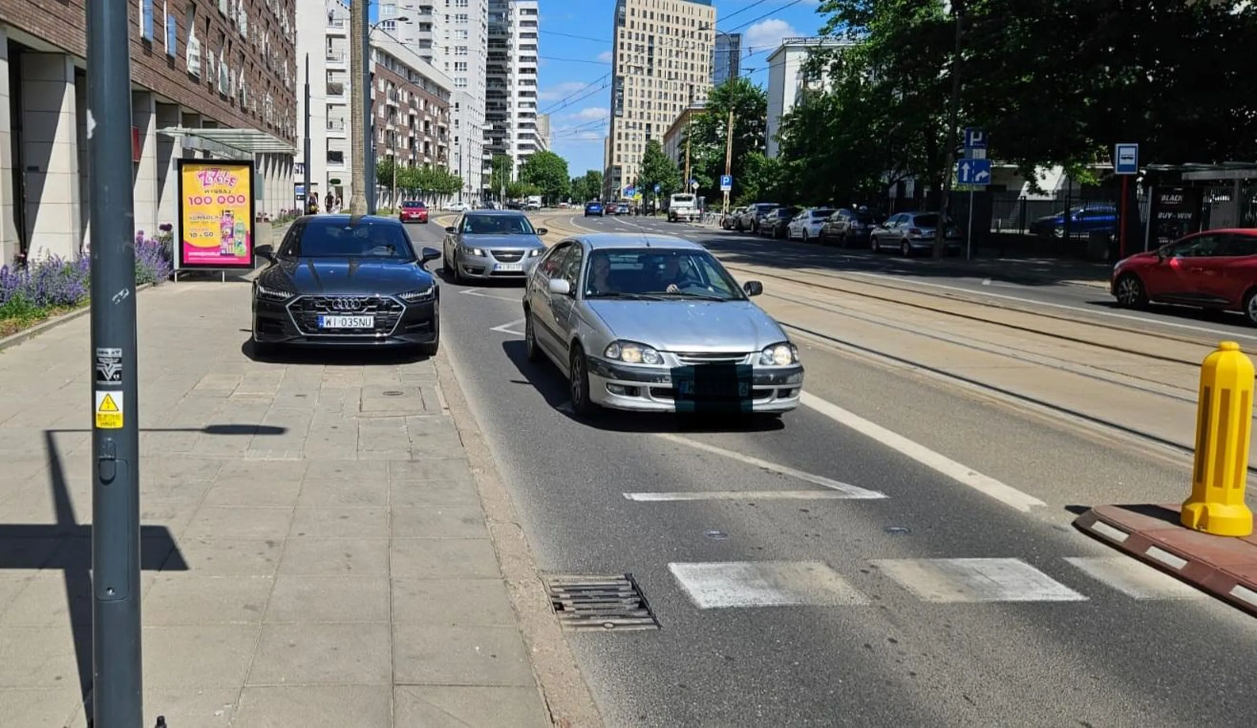 Tata kupił samochód, ale prawko to już z chipsów zdobyte. Parkuje między przystankiem dla pieszych a przejściem dla pieszych
