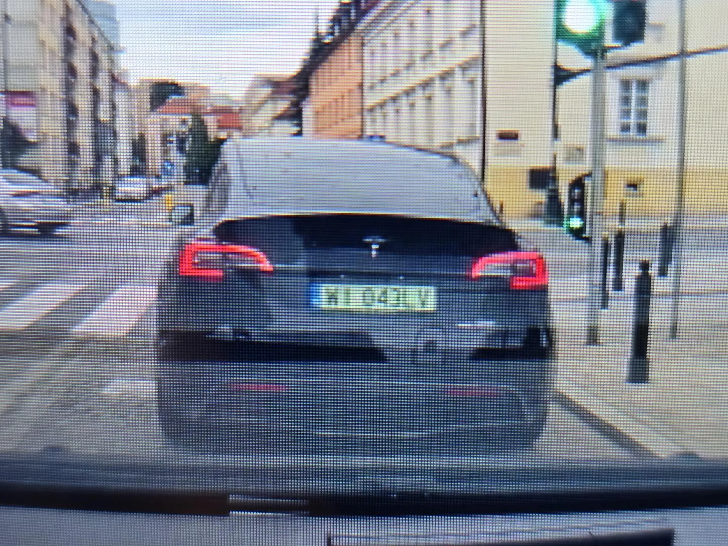 Uwaga, kierowcy brakuje zwoju odpowiedzialnego za kierunkowskazy, zmienia pasy i skręca bez nich.