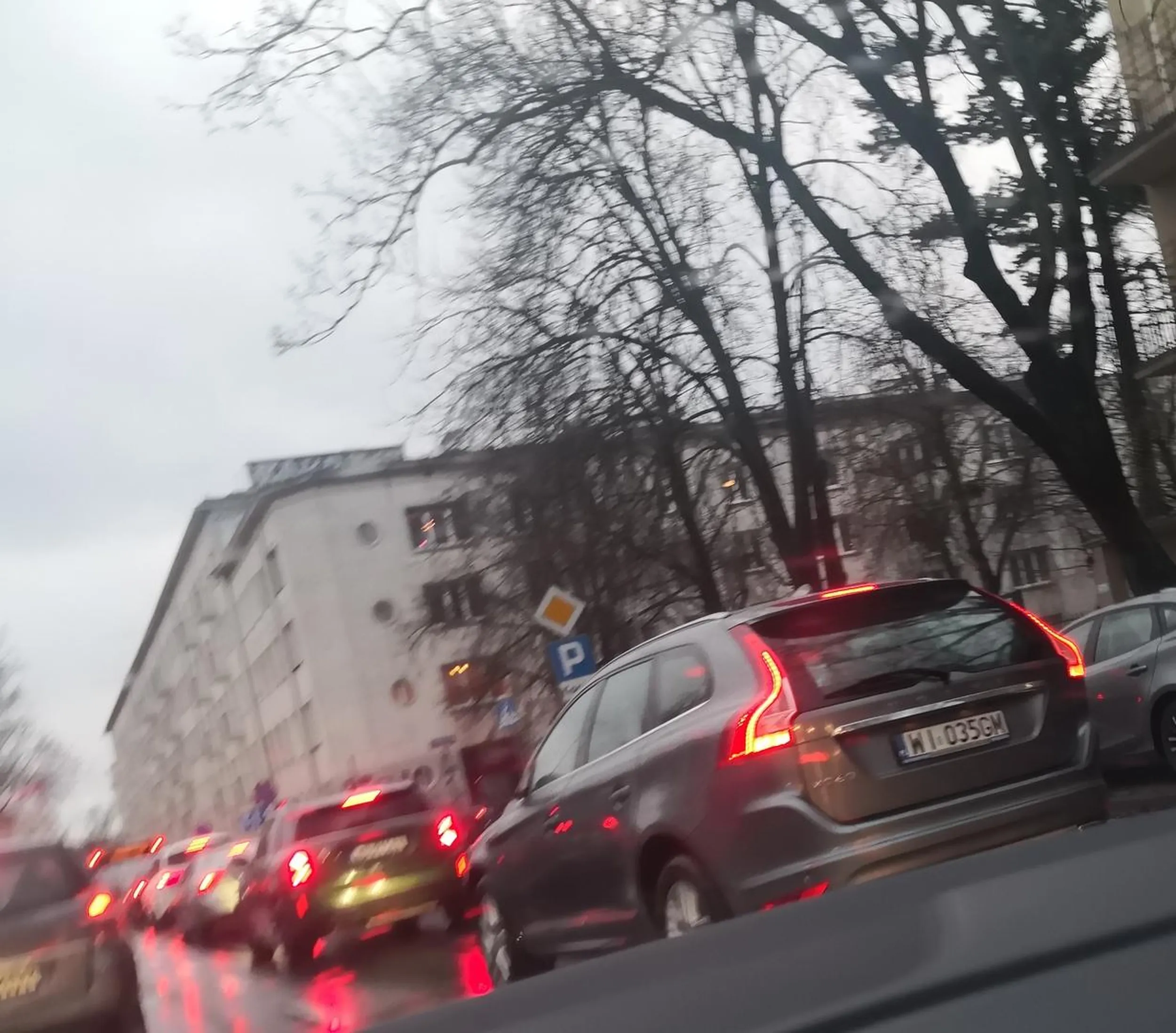 Nie używa kierunków, jezdzi jak po polu. Z miejsca parkingowego wyjeżdża wprost pod jadące auta, wymusza awaryjne hamowanie i stwarza zagrożenie.