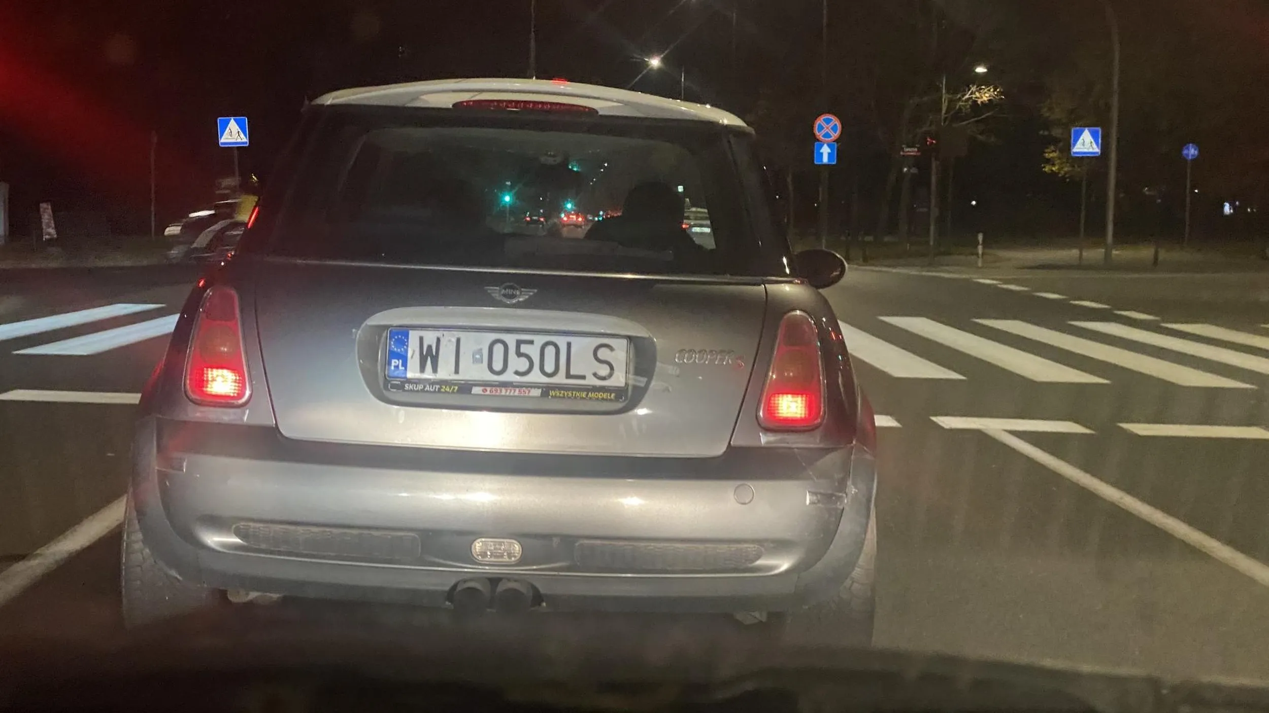 Pipka jesteś, nie kierowca. Celowo spowalnia ruch, nie umie poruszać się na dużych skrzyżowaniach, cwaniak.