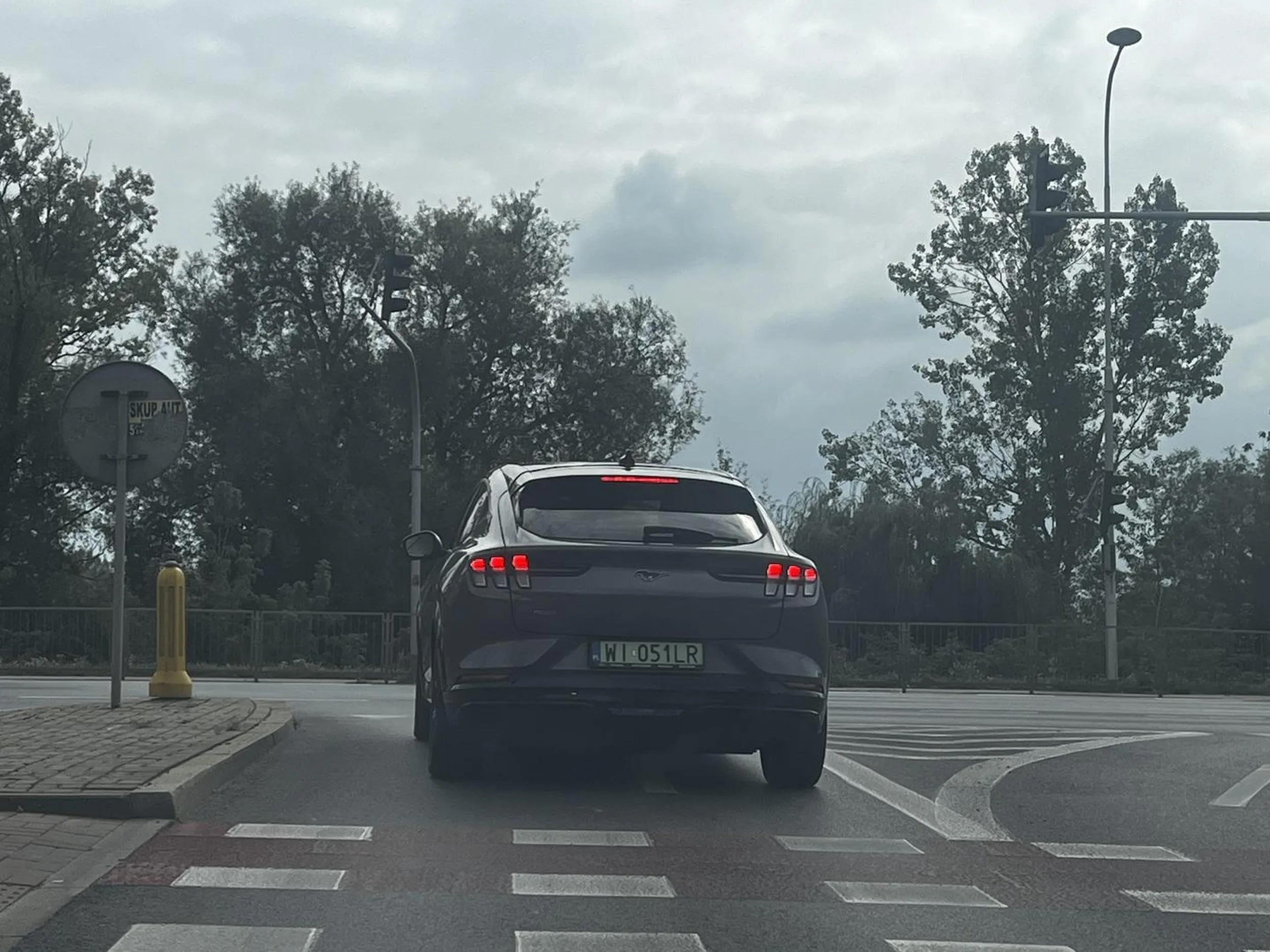 Pan zdecydowanie jest ważniejszy niż ktokolwiek inny. Wyminął prawym pasem sznur kilku samochodów stojących do lewoskrętu żeby przeciąć pasy i wjechać przed światła i skręcić przed wszystkimi w lewo. Zuch