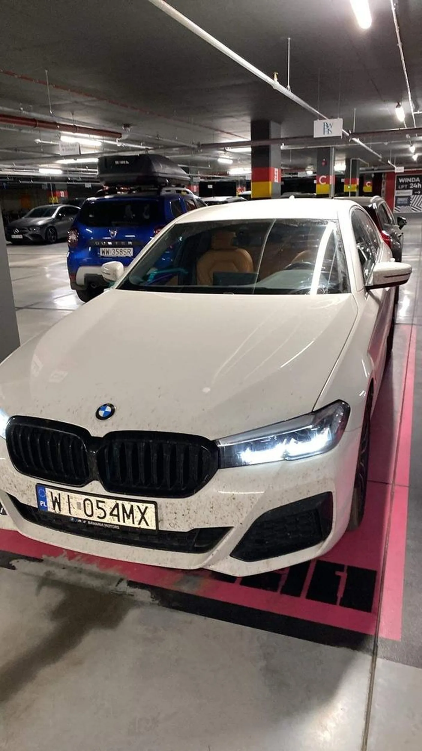 Świetny kierowca, wie gdzie jego miejsce parkując swoim gruzem na miejscu dla inwalidów