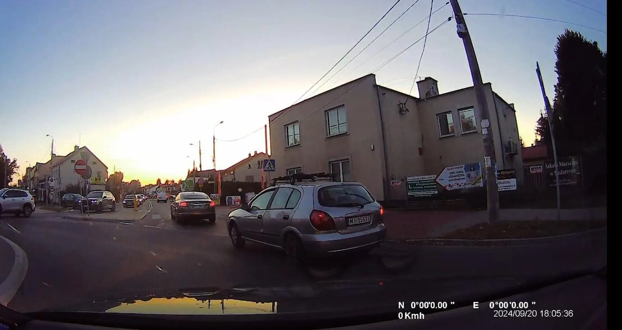 wyjeżdża najpierw przed busa a później wymusza pierwszeństwo na rondzie gdzie ja już się na nim znajdowałem nie patrząc nawet czy ktoś jechał