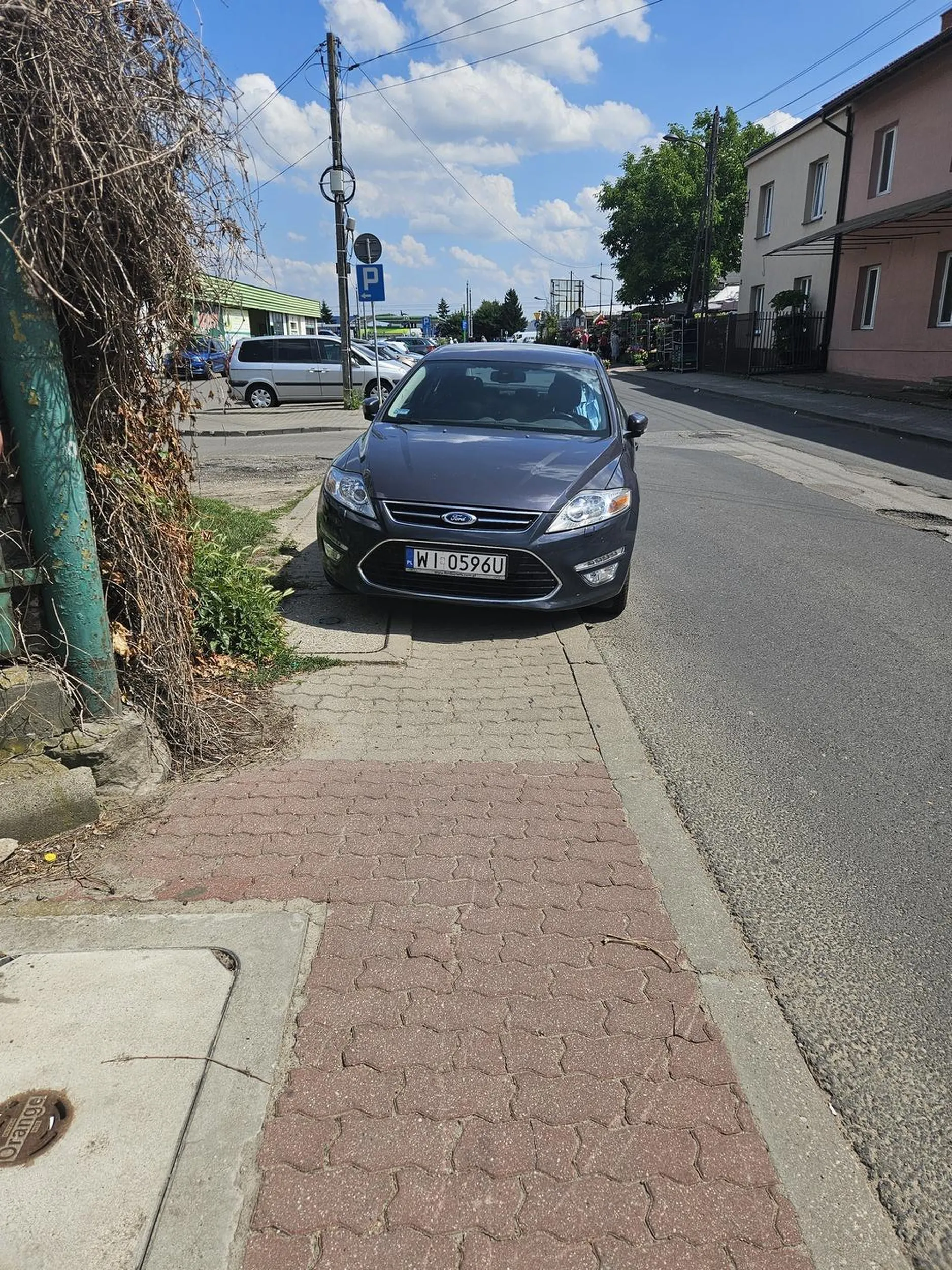Jeszcze trochę miejsca na chodniku było, trzeba było się nie krępować i zająć resztę.