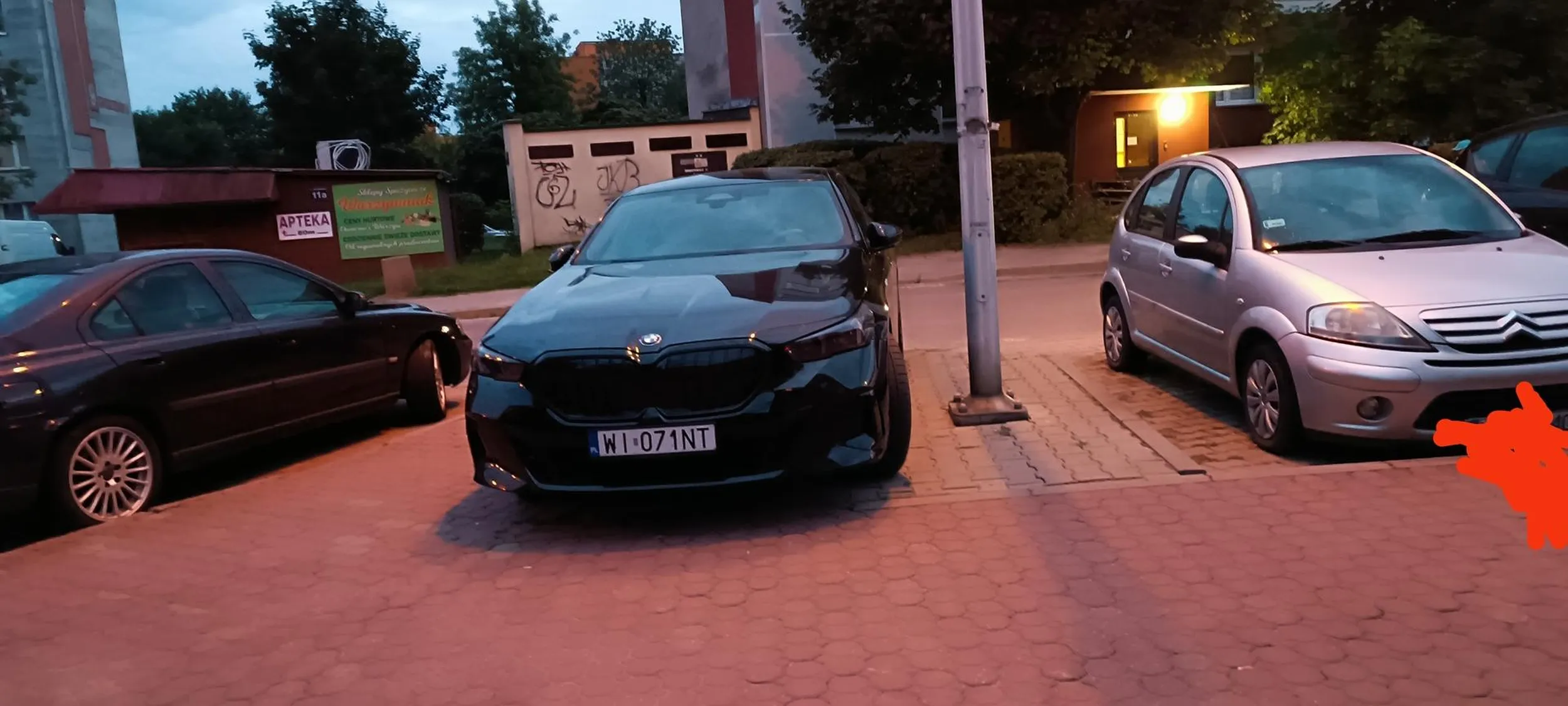 Wstał na chodniku a obok miał wolne miejsca parkingowe?