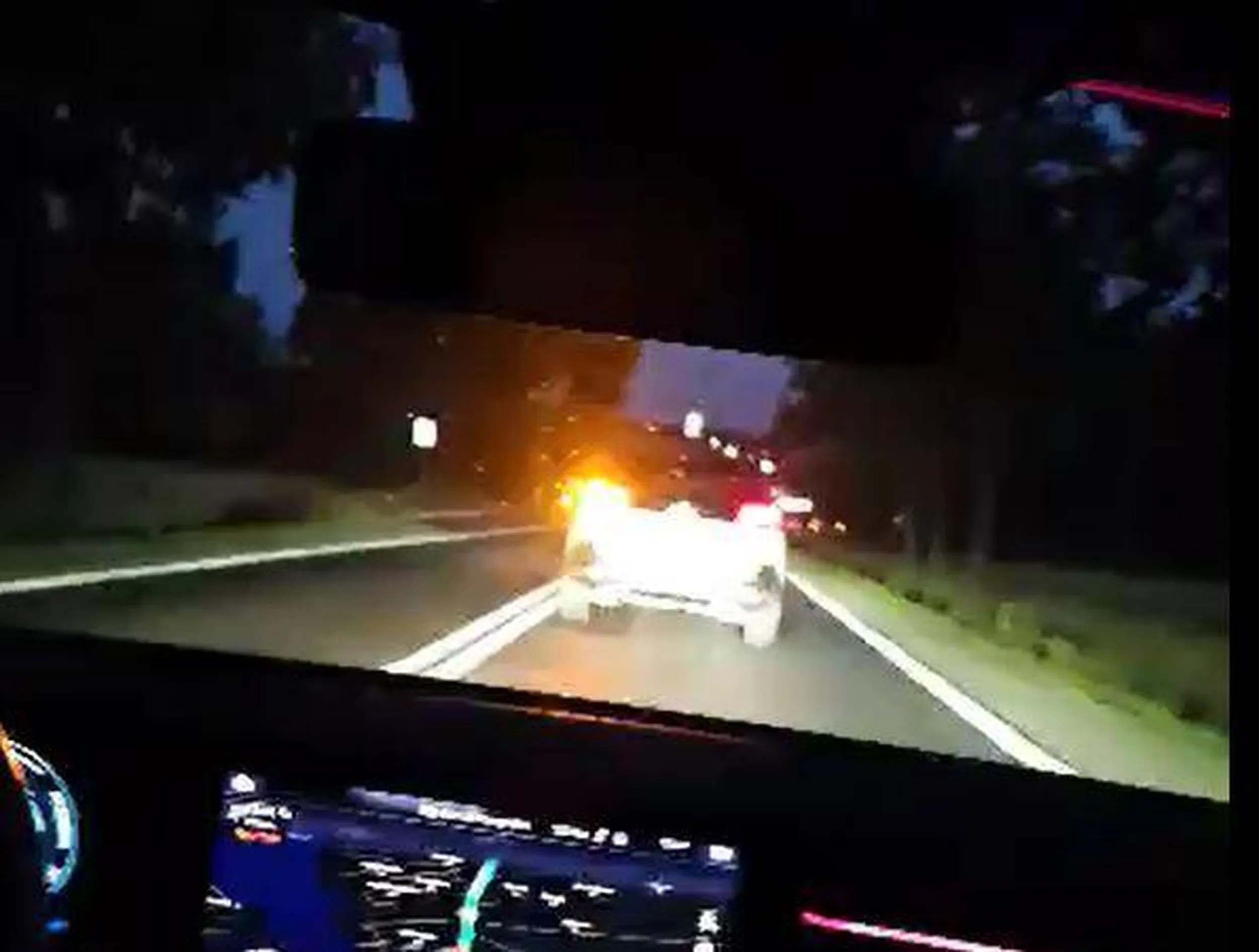 Psychopata, który chciał zabić całą rodzinę w samochodzie, wykonując zakazany i bezmyślny manewr wyprzedzania na DK61. Wyjechał na czołówkę a później próbował zepchnąć drugi samochód, żeby "schować się" na pasie. Sprawa została zgłoszona na policję. Uważajcie na tego psychopatę biały PEUGEOT 5008.