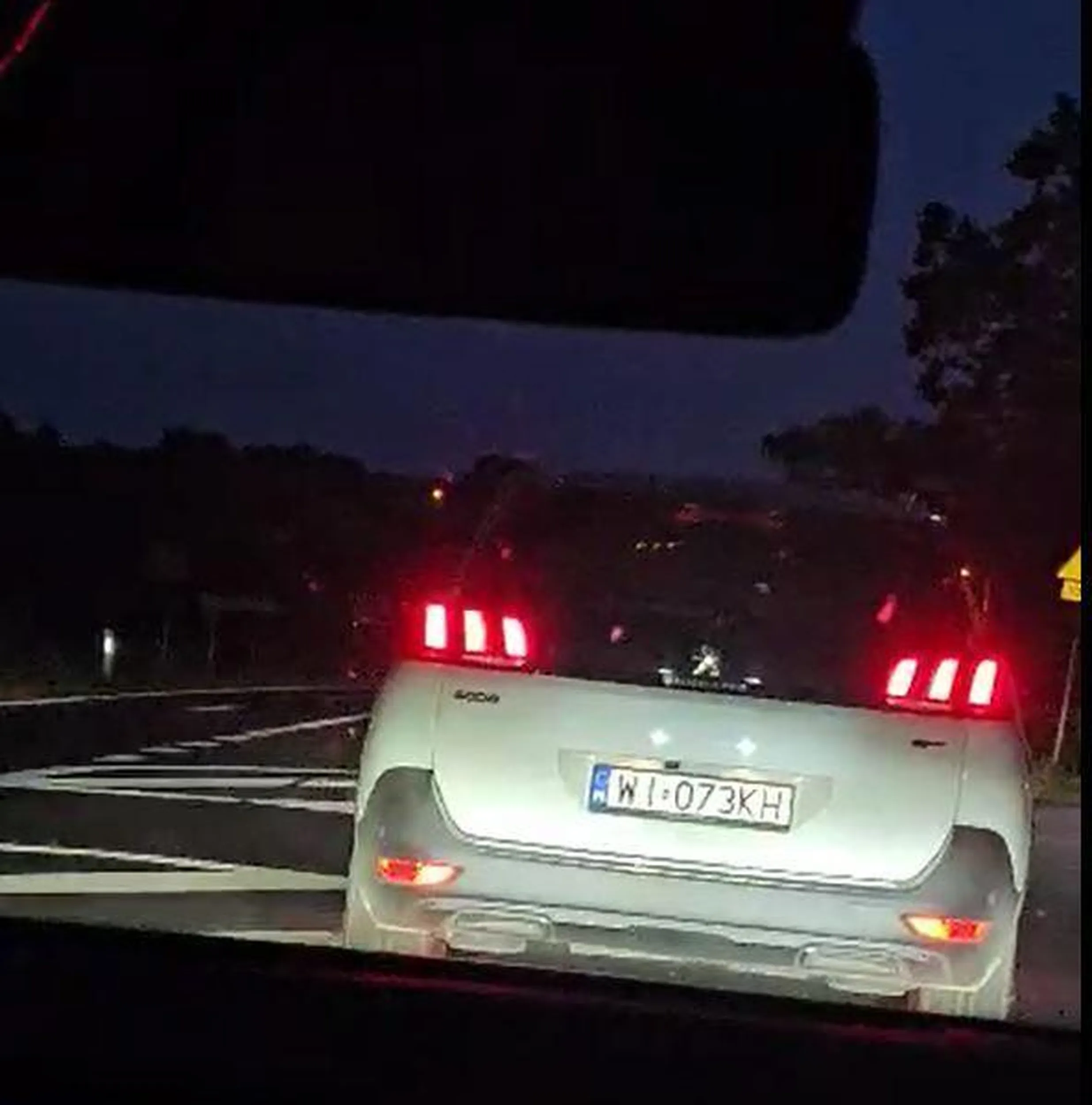 Psychopata, który chciał zabić całą rodzinę w samochodzie, wykonując zakazany i bezmyślny manewr wyprzedzania na DK61. Wyjechał na czołówkę a później próbował zepchnąć drugi samochód, żeby "schować się" na pasie. Sprawa została zgłoszona na policję. Uważajcie na tego psychopatę biały PEUGEOT 5008.