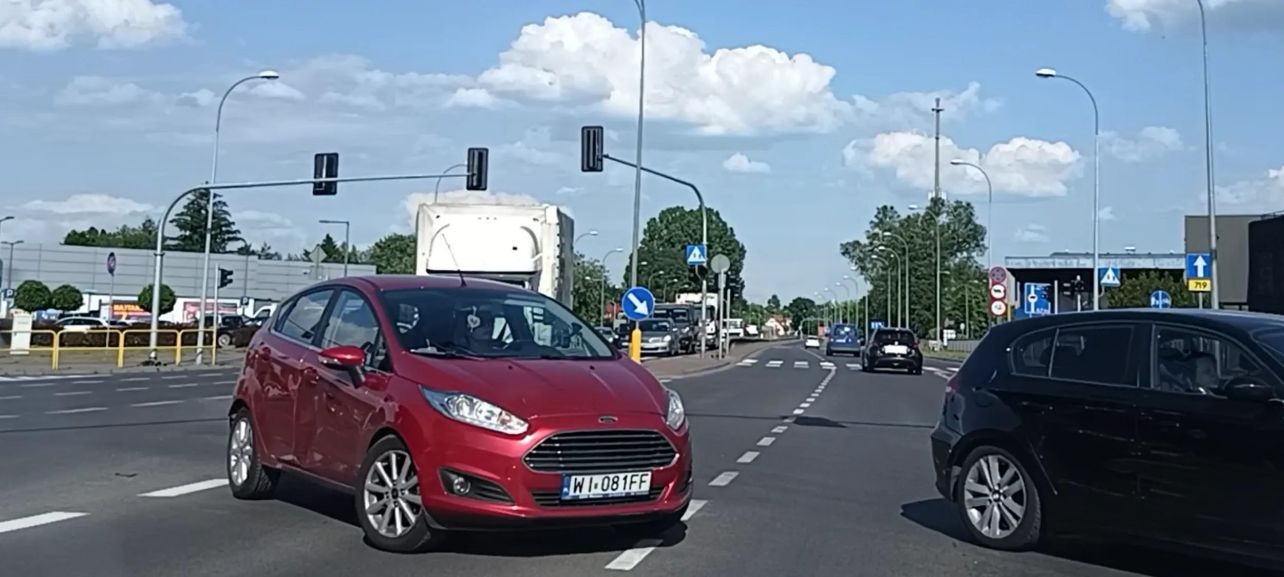 Babszczur wbija się na skrzyżowanie na czerwonym sygnalizatorze świetlnym do skrętu i tamuje ruch aut jadących prosto na zielonym  świetle. Do tego babszczur, po tym jak został zablokowany, pokazuje palca fakulca i drze ryja opluwając szybę.