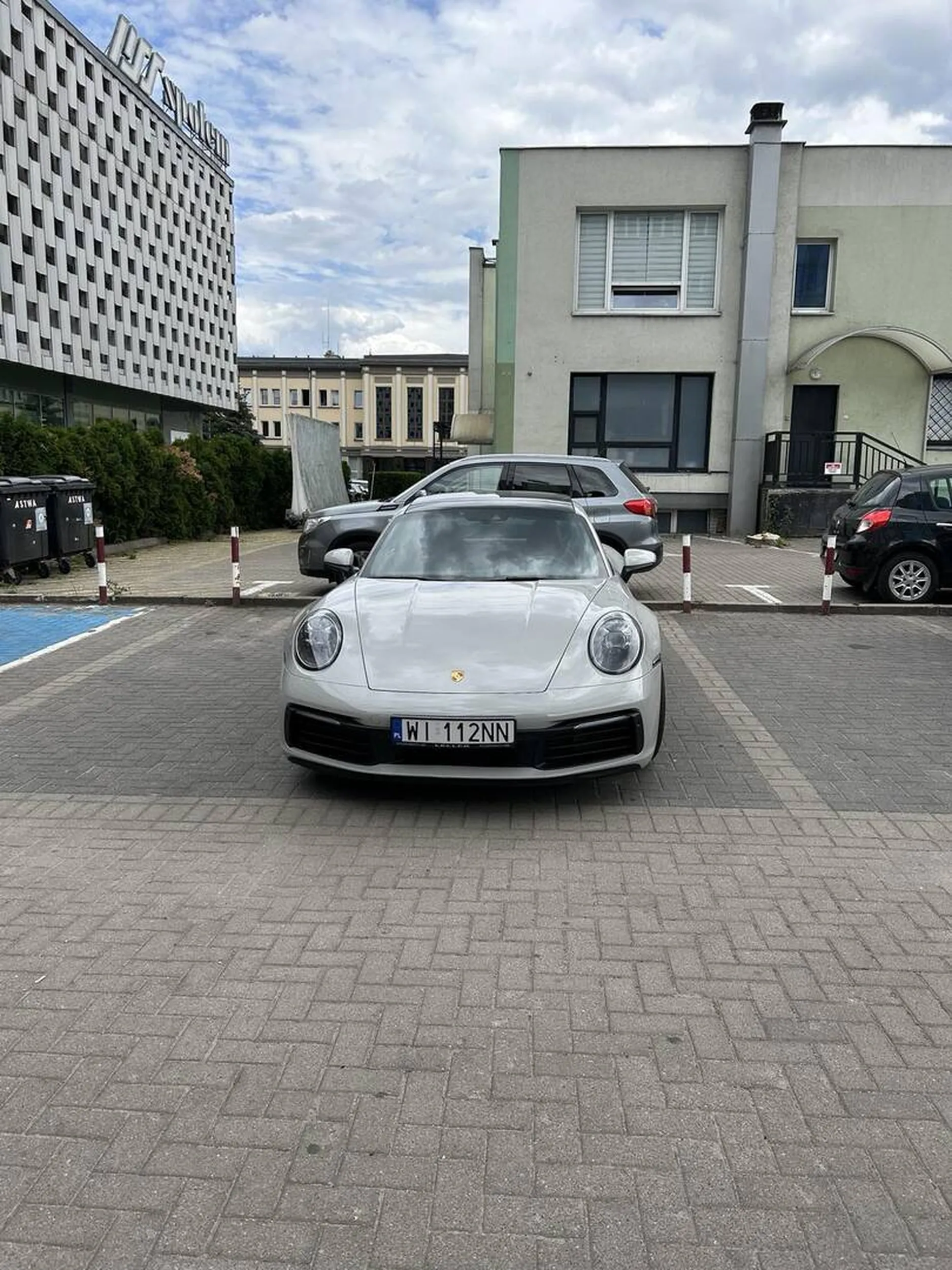 Stawanie na dwóch miejscach na raz- szczyt buractwa.