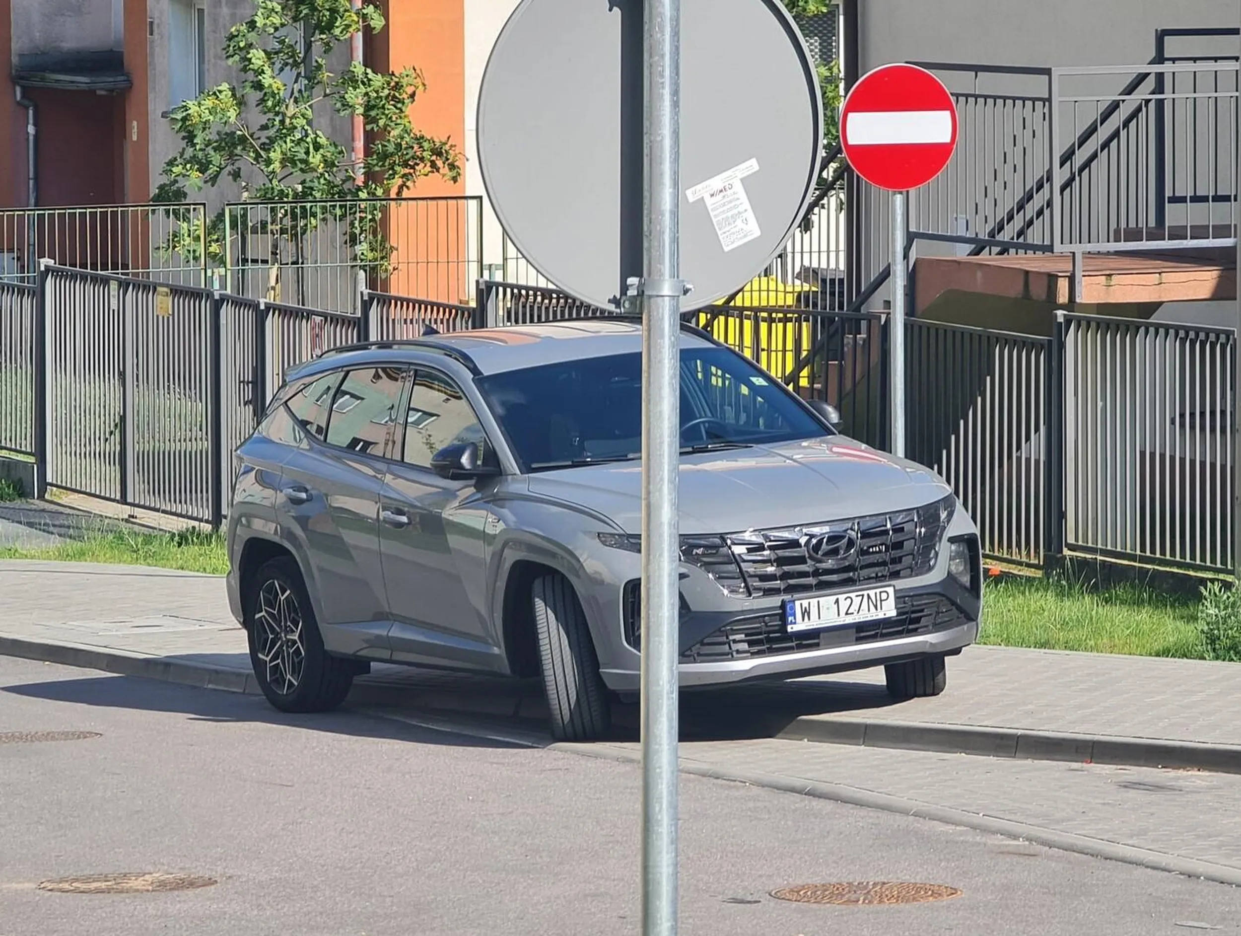 Piękny pokaz bycia cepem, intelektualnym zerem, bo wielkiemu Panu nie chce się przejść 50m od miejsca parkingowego, to trzeba innym zatruwać życie.