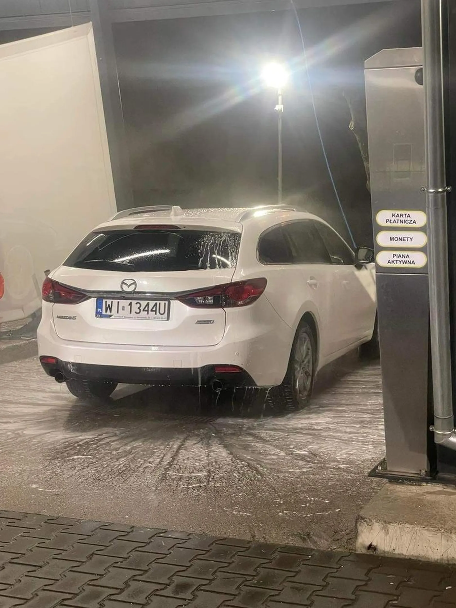 Bardzo dobry kierowca, dzień dobry na klatce mówi i zakupy wnosi