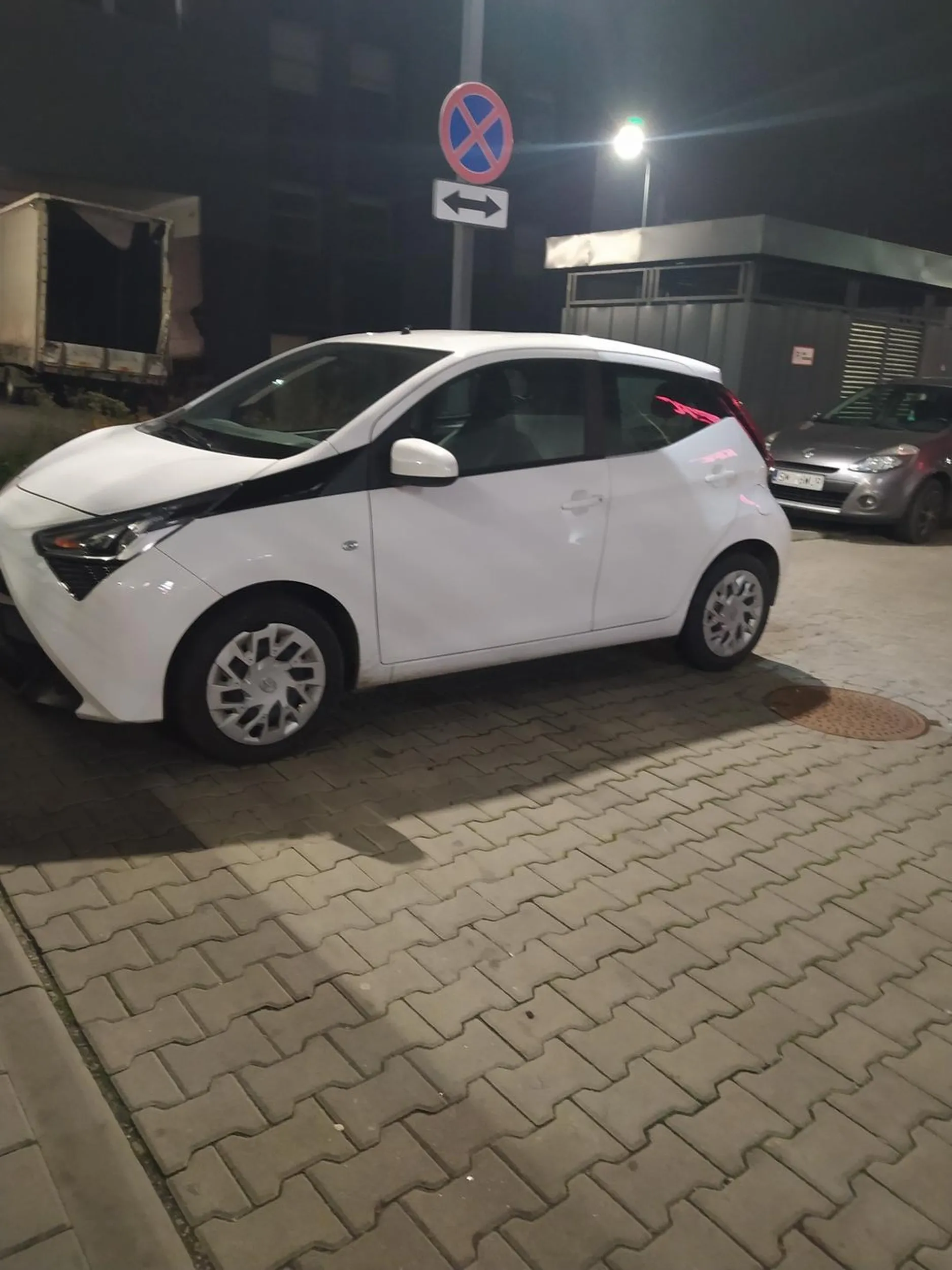 Średnio pozdrawiam głomba od białego Aygo