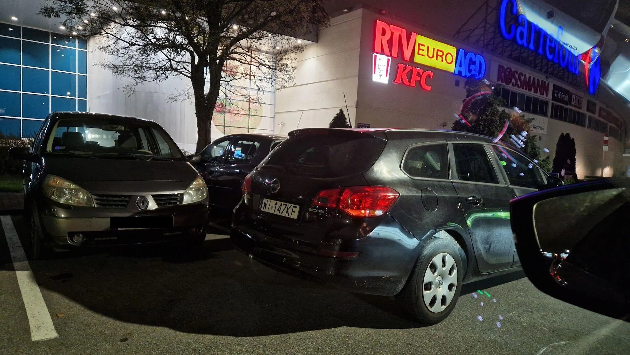 Pan ewidentnie za nic ma cudzy czas. Parkuje blokując inne pojazdy, włącza awaryjne i idzie załatwić swoje sprawy w Galerii przy Powstańców Śląskich w Warszawie.