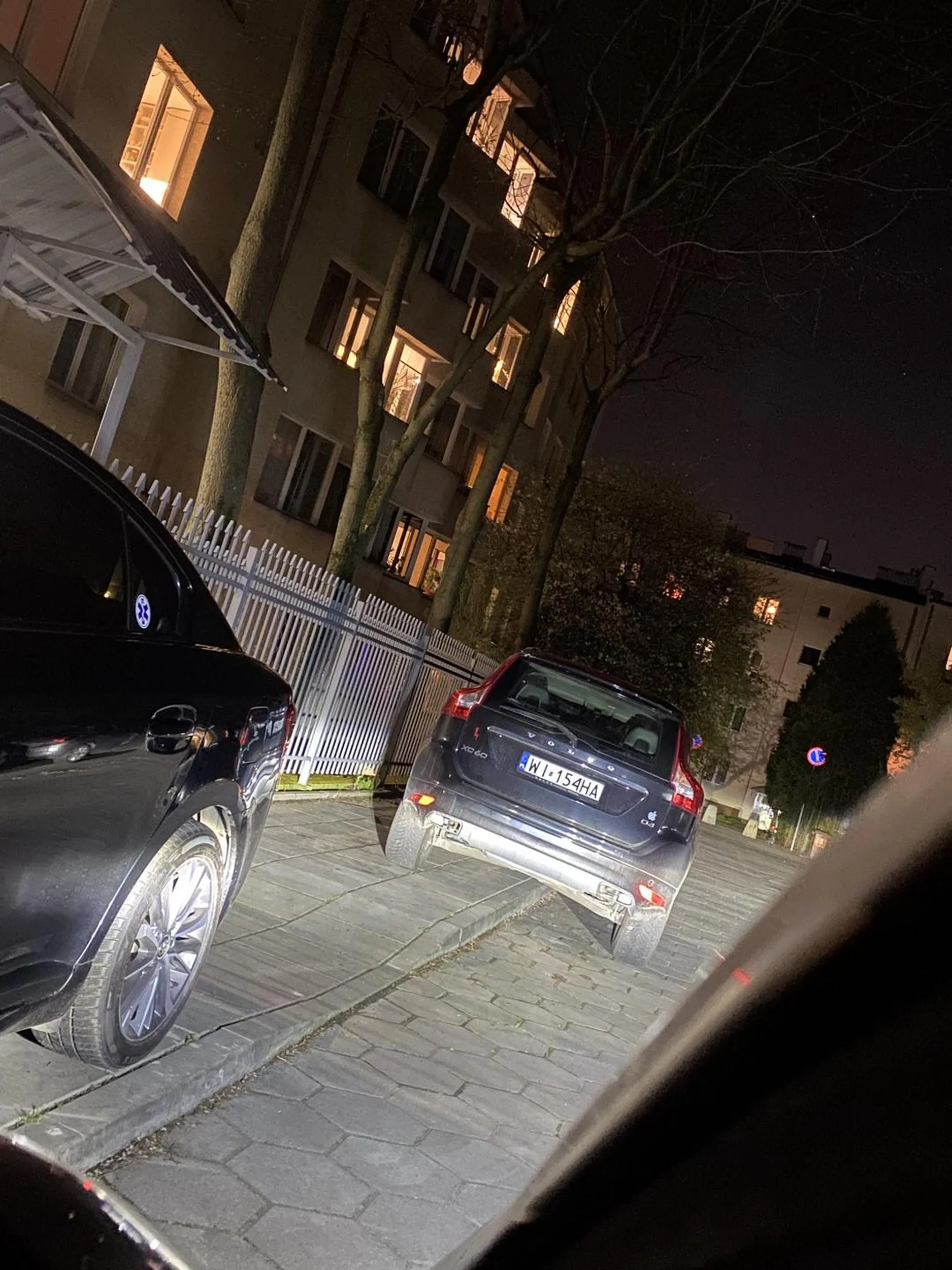 Pani notorycznie staje w taki sposób. Dzisiaj przeszła już sama siebie. Stoi na zakazie a jak stanie gdzieś indziej to dzwoni na straż miejską, za to gdy ona stoi to jest wszystko dobrze. Naklejka chyba oznacza „walkę o prawo” ale jazdy