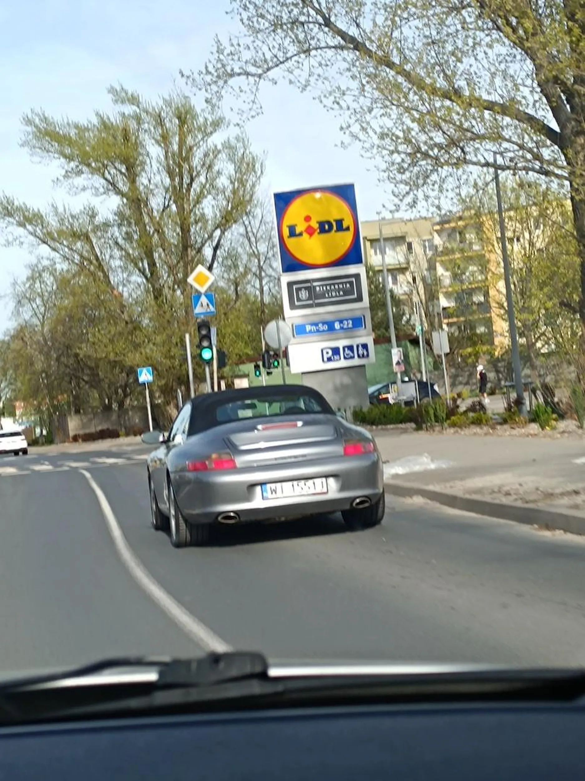 Jeździ jak ostatnia pała, która wsiadła pierwszy raz w życiu do samochodu. Droga 70km/h a jedzie 45 i jeszcze przyhamowuje