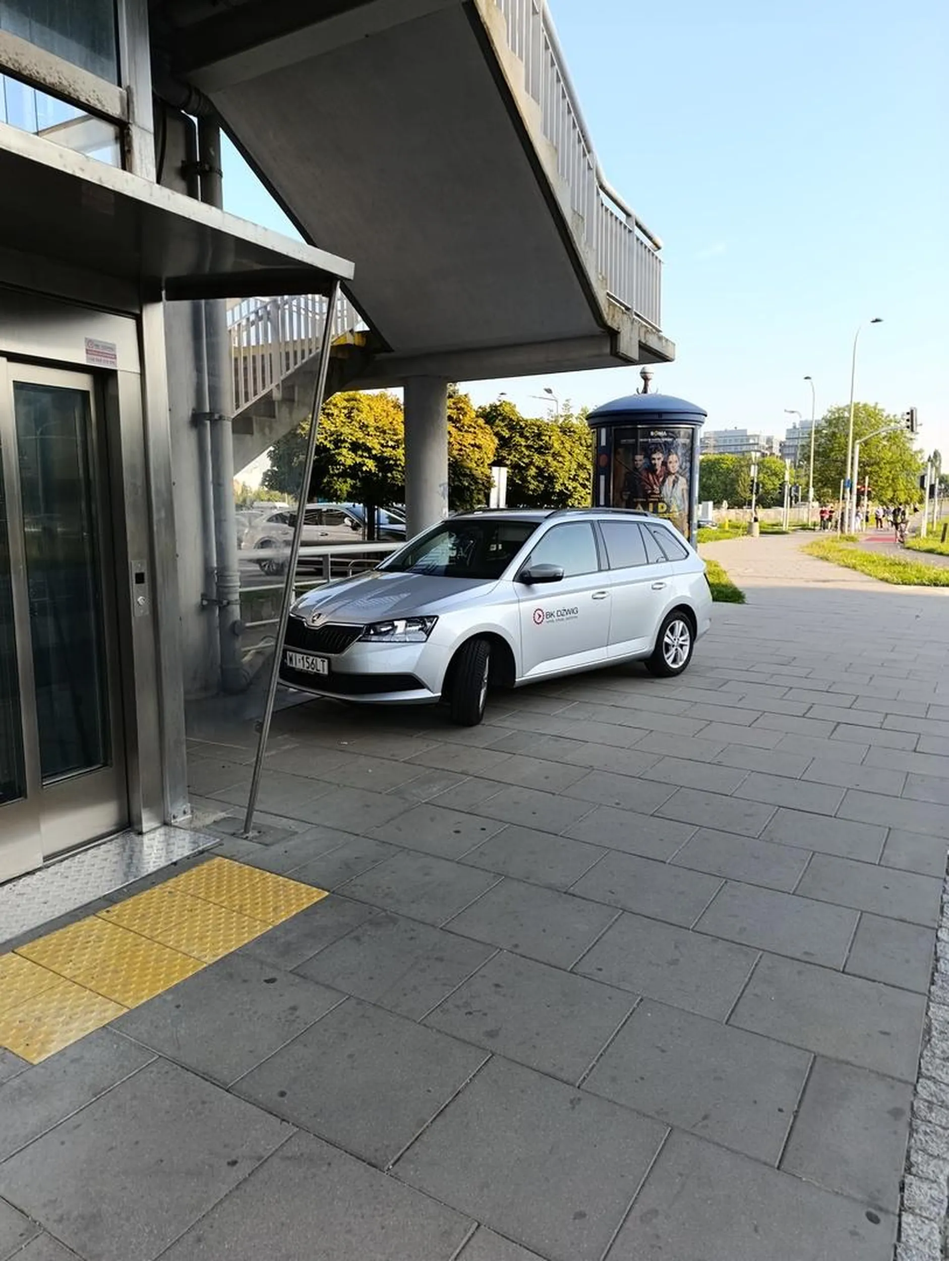 Parkowanie na chodniku no bo przecież będzie bliżej